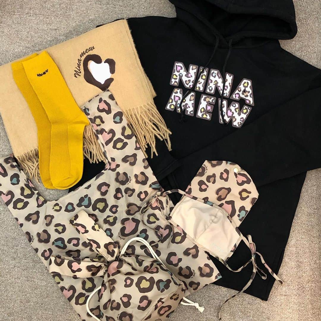 新谷美奈のインスタグラム：「.﻿ ﻿ パーカー🐈‍⬛black ver.﻿ ﻿ ﻿  🎍Nina mew 2021 HAPPY BAG🛍﻿ “新しい時代の、新しいかわいい”﻿ みんな大好き！Nina mewのヒョウ柄の﻿ アイテムが盛りだくさんな福袋☺️💗﻿ ﻿ ☑︎パーカー﻿ ☑︎ストール﻿ ☑︎マスク﻿ ☑︎マスクケース﻿ ☑︎エコバッグ﻿ ☑︎巾着バッグ﻿ ☑︎ソックス﻿ が必ず入って、総額7万円相当が11,000円！﻿ ﻿ この前ストーリーにUPしてた﻿ たくさんのご質問はハイライトにまとめてますので﻿ ぜひチェックしてみて下さいね💛﻿ ﻿ すでにご予約をたくさん頂いておりますので﻿ 気になる方はぜひお早めにご予約下さい😊﻿ ﻿ ____________________________________________﻿ ※数量限定のため、なくなり次第終了となります。﻿ ※ご予約は前金となっております。店頭にてご予約下さい。﻿ ____________________________________________﻿ ﻿ @ninamew_official#Ninamew#ニーナミュウ#GLAMOURbyGATHER#GATHER#ゆめタウン佐賀#ゆめタウン#セレクトショップ#selectshop#2021 #福袋 #新春#新春福袋 #HAPPYBAG #完売必至 #予約受付中#ご希望の方はDM下さいね🙋🏼💗」