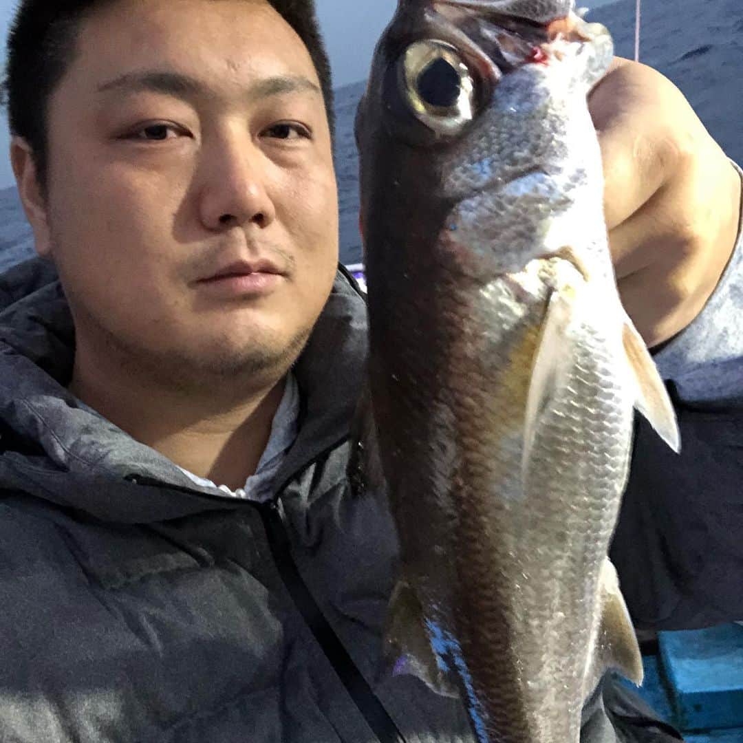 のインスタグラム：「クロムツ&ヤリイカ釣り🎣  クロムツの皮を炙って食うと美味すぎた〜 煮付けも抜群😭」