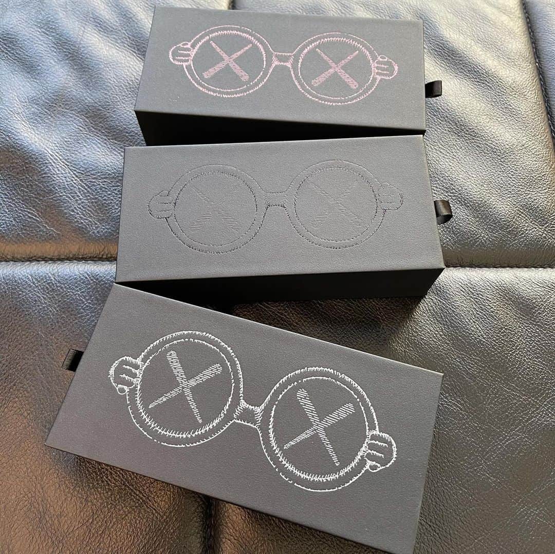 のインスタグラム：「#arigato  @kaws  #kawssonsanddaughters  @woawstore」