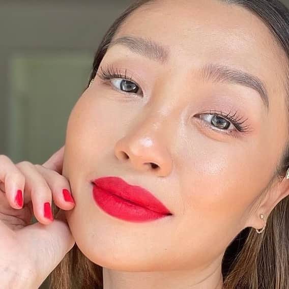 Revlonさんのインスタグラム写真 - (RevlonInstagram)「We love a power pout for the holidays 💋 What lippie will you be donning?  @yurisinata is wearing RevlonxWW84 #SuperLustrous Super Heroine (002) lightweight matte lipstick. (It has the good stuff like vitamin E plus micro-fine pigments for rich, long-lasting color in one coat.)」12月15日 11時30分 - revlon