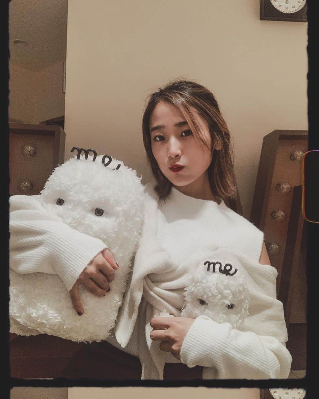 上野智子のインスタグラム：「今朝もありがとうございました♡ mix&ライブ音源、テイラーのアルバム紹介と、もりもり。聴き逃した方はradikoのタイムフリーで聴いてね✌️ 火曜ZAPPA年内残り2回だって。。早いなあ☃️  今日はニットがジェイミーと同化していました。。🥺  #jwave」
