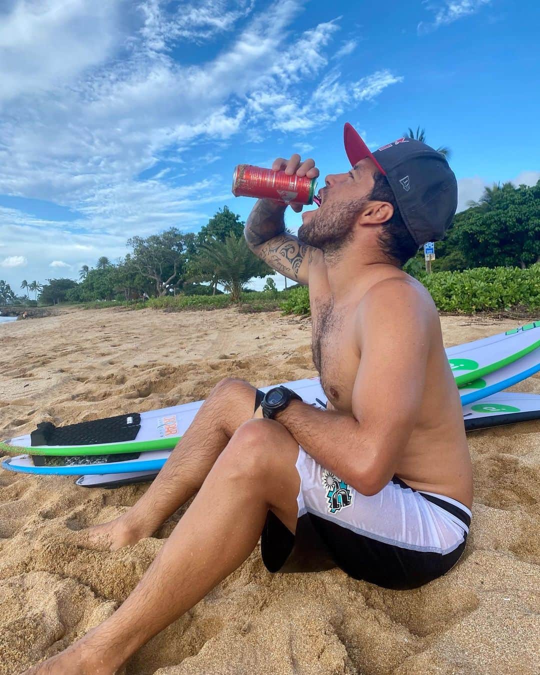 アドリアーノ・デ・ソウザのインスタグラム：「Vai um @redbullbr de 🍉? #hawaiilife #sabormelancia」