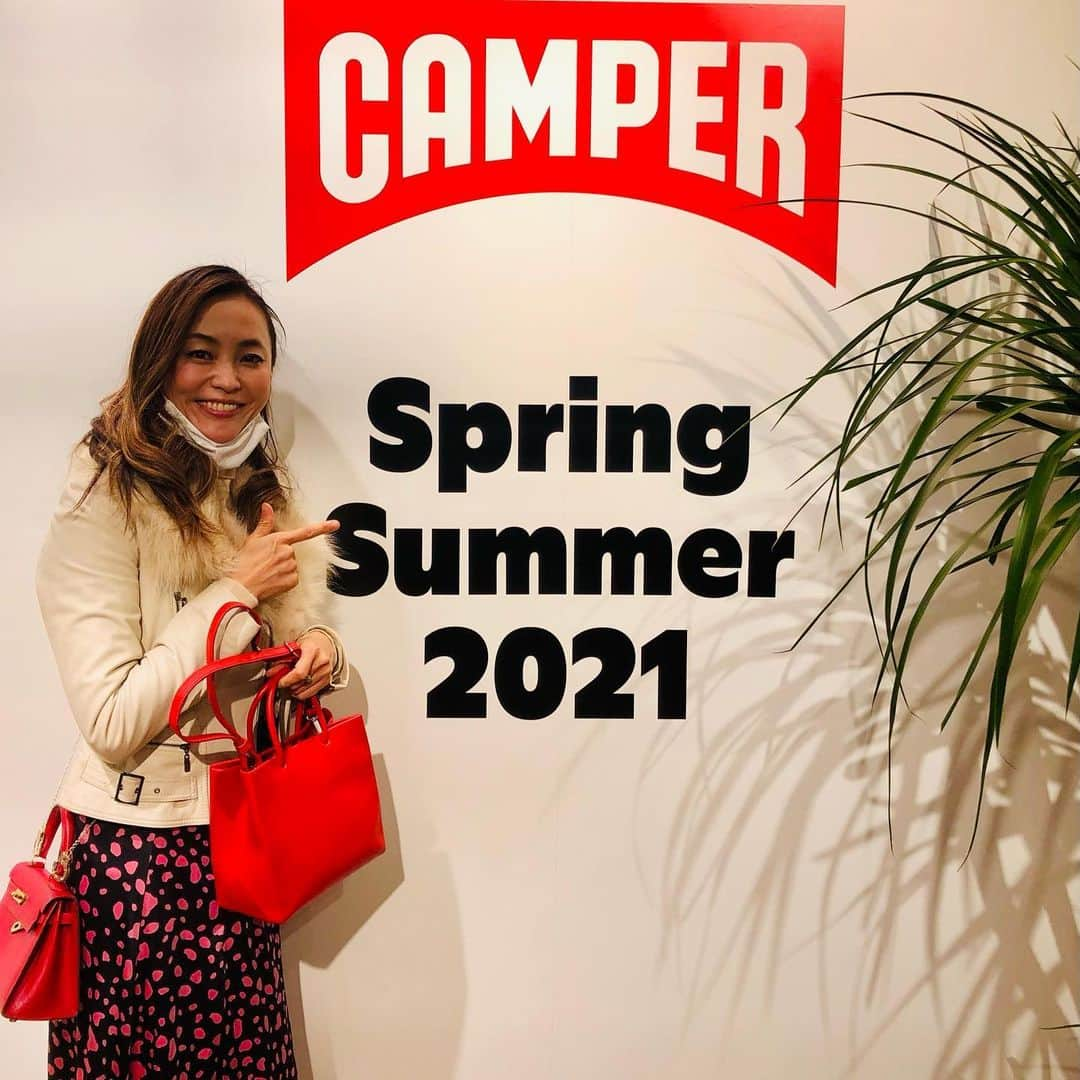 黒田愛美さんのインスタグラム写真 - (黒田愛美Instagram)「少し前ですが、 CAMPER（カンペール）さん @camper_japan の #春物新作展示会  に行かせて頂きました✨ CAMPERはスニーカー👟 のイメージが強いですが、 機能性が高くて使い勝手がいいバッグや、お洒落だけど履きやすいサンダルなど、可愛くて履き心地の良さそうな物がたくさんありました❣️ 最近買い物に行けずうずうずしてたので色々目移りしてしまいました😄 やっぱり定番のスニーカー👟は かっこ可愛くて、早速オーダーしちゃいました😍 届くの楽しみ❣️💞 ノベルティで頂いたかわいいポーチは、クッション性があって、 壊れ物とか入れるのに便利❤️ ピンクリボンバージョンのお水も可愛いかった💖 #camperjapan #camper #カンペール #スニーカー #展示会 #美容アンチエイジング専門医  #アスリート女医 #黒田愛美」12月15日 11時36分 - kurodaaimi