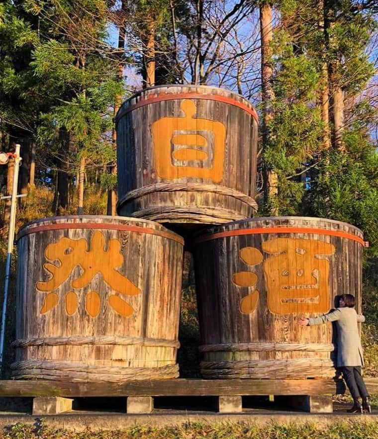 Rediscover Fukushimaさんのインスタグラム写真 - (Rediscover FukushimaInstagram)「We love SAKE, do you love SAKE?🥰  We visited the Niida Honke Sake Brewery in Tamura-machi, a village on the outskirts of Koriyama city and learned about sake brewing! 🍶✨  Here they make sake using organic and naturally grown ingredients, and they grow their rice with out the use of harmful chemical pesticides. To keep the rice clear of pest they rely on traditional methods and the help of the local frogs. 🐸 💕   There are also many non-alcoholic products such as a sweet drink called Amazake, and also Amazake chocolate among other things! ✨😋  It’s an amazing place to visit.   Learn more about Niida Honke on our website:   https://fukushima.travel/destination/niida-honke/325   🏷 ( #Fukushimagram #TravelFukushima #FukushimaTravel #Japanese #Japanesesake #Nihonshu #Shizenshu #TipsyBartender #TravelJapan #Touhoku #Tokohu #NorthernJapan #SakeBrewery #SakeBreweryTours #Koriyama #NiidaHonke #NiidaHonkeSakeBrewery #Sake #VisitFukushima #Travelgram #instadaily #hug #lovesake #sakelove #sakeloversunited #sakelovers #sakelovershk #sakeloversusa #usa #americansakeassociation )」12月15日 11時36分 - rediscoverfukushima