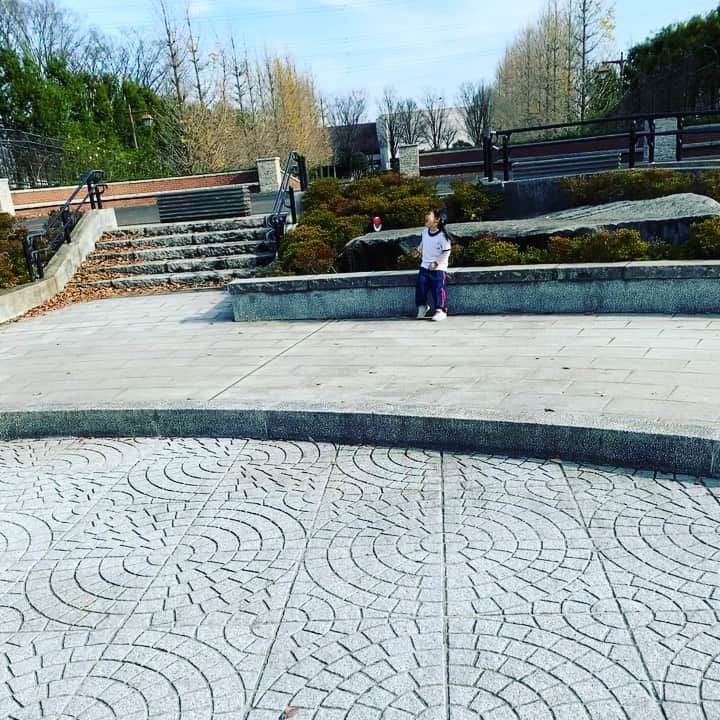 岡本聖子のインスタグラム：「@秋留台公園 隠れサンタ見っけ！ この場所以外にもいろんな表情のサンタさんがいましたよ！🎅 子供にとって公園は遊具で遊ぶだけじゃないので、こう言ったサプライズ嬉しいです❤️ まだ行かれてない方、是非探しに行ってみてください💨 #幼稚園帰り #お給食なし #もうすぐ春休み #帰省は断念 #誰か遊んで #キッズテニス #課外学習 #るのびと #日の出町テニス #あきるの市テニス」