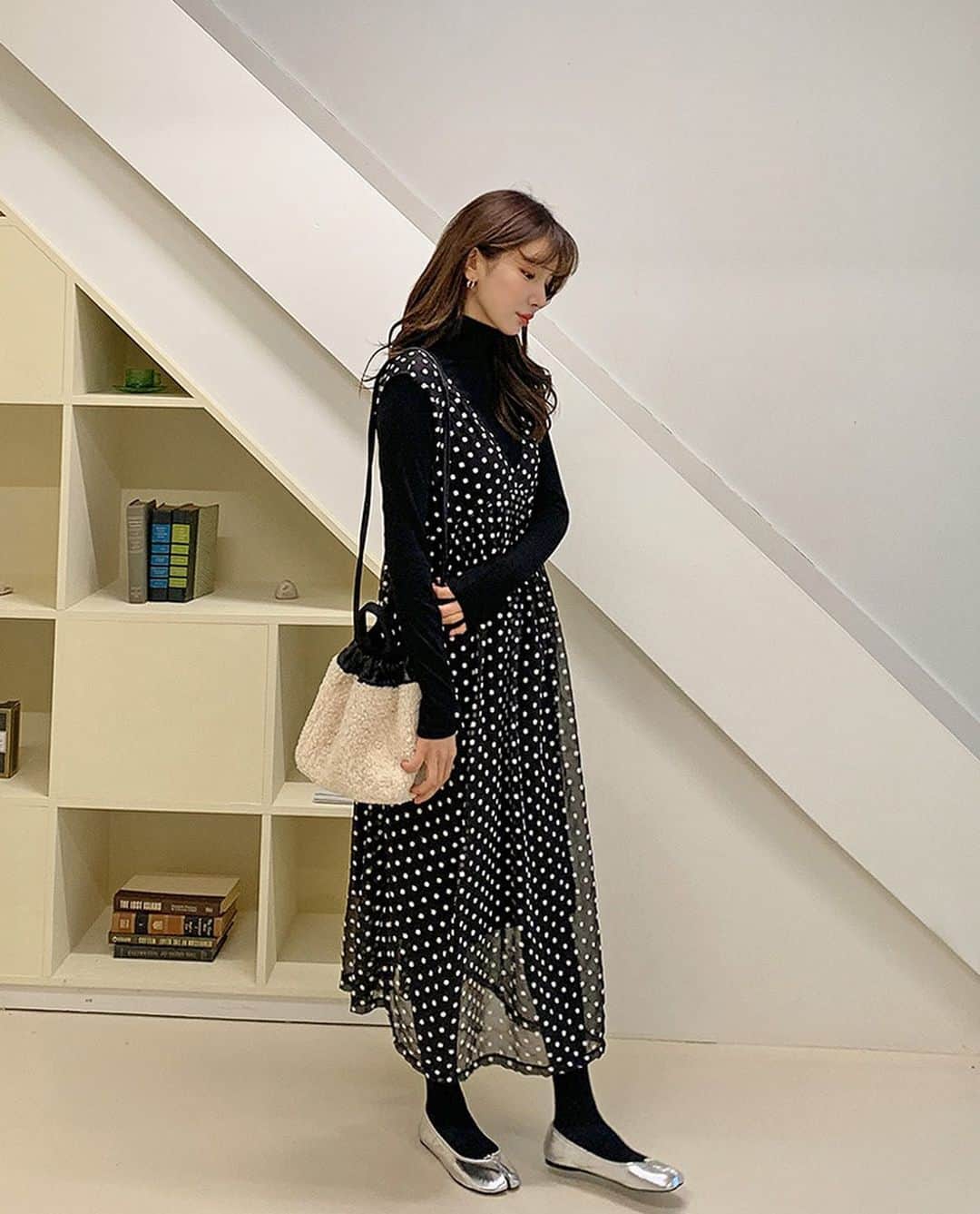 imvelyジャパンのインスタグラム：「刺繍とVネックラインで フェミニンに合わせられる ワンピースです🤍🖤  コートと合わせても ショート丈のアウターと 合わせても 可愛くコーデできます🙆‍♀️✨  詳細はサイトでチェックしてください💡  #イムブリー#IMVELY#ワンピーズ #大人カジュアル#大人可愛い#ootd#デイリー #カジュアルコーデ」