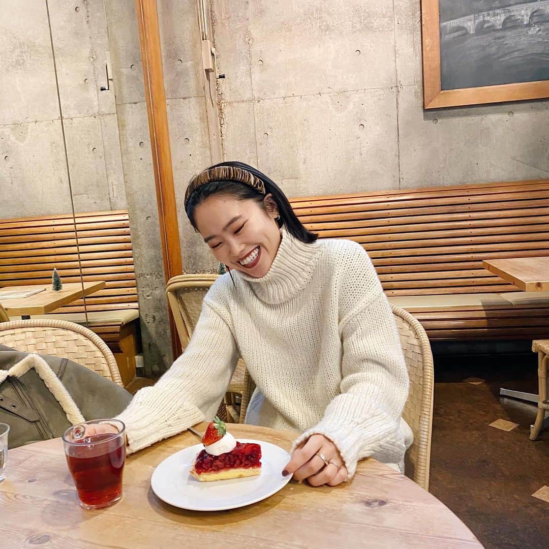 井村亜里香のインスタグラム：「東京きてから食べたいものがありすぎて 食欲モンスター化してる🐷👾 なので毎日10000歩目指して歩いてます♡ 昨日は @emika_nishimura と 下北沢デート♡ マイナスイオンえみかちゃんに会えて Happyな一日だったな〜💕 ・ #shimokitazawa#shimokitazawacafe  #tokyocafe#cafe#cafestagram#sweets  #下北沢#下北沢カフェ#東京カフェ #東京カフェ巡り#スイーツ#ケーキ」