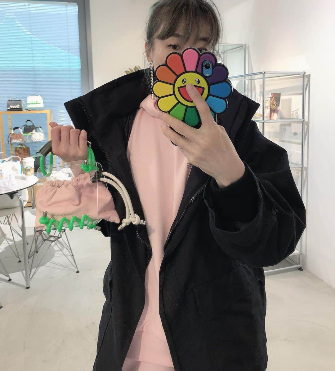 のインスタグラム：「今週、私も楽天モバイルに乗り換えます。長い間なんの疑問も持たず、ソフトバンクに搾り取られていた過去から脱出します（年間約15万円も！）ちなみに新しいドコモのプランも良さそうです。be smart 👍🏻#断捨離」