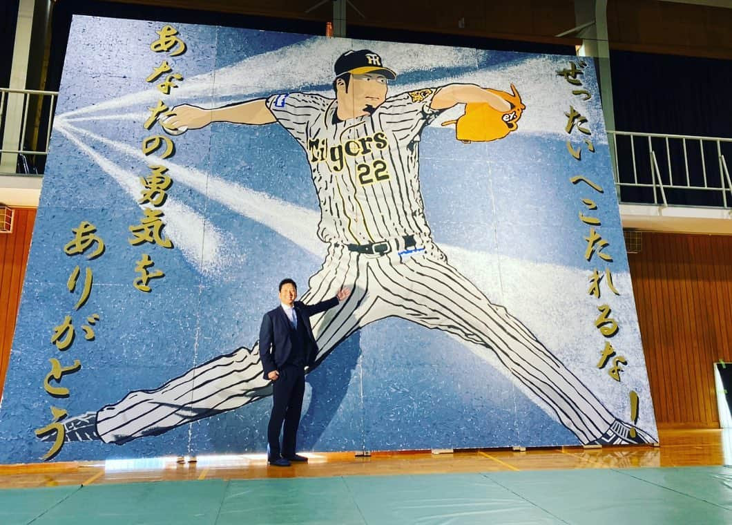 藤川球児さんのインスタグラム写真 - (藤川球児Instagram)「#高知商業高校 へ訪問してきました。  僕の現役最後の頑張りは、後輩達の後押しがありました‼️ 後輩達よ…受験勉強もある中 ありがとう😊 皆んな誇らしい存在です。  まだまだ前向きに明るく元気に 頑張るぜよ💪💪  ※撮影時のみマスク外しております。」12月15日 11時50分 - fujikawa_kyuji22