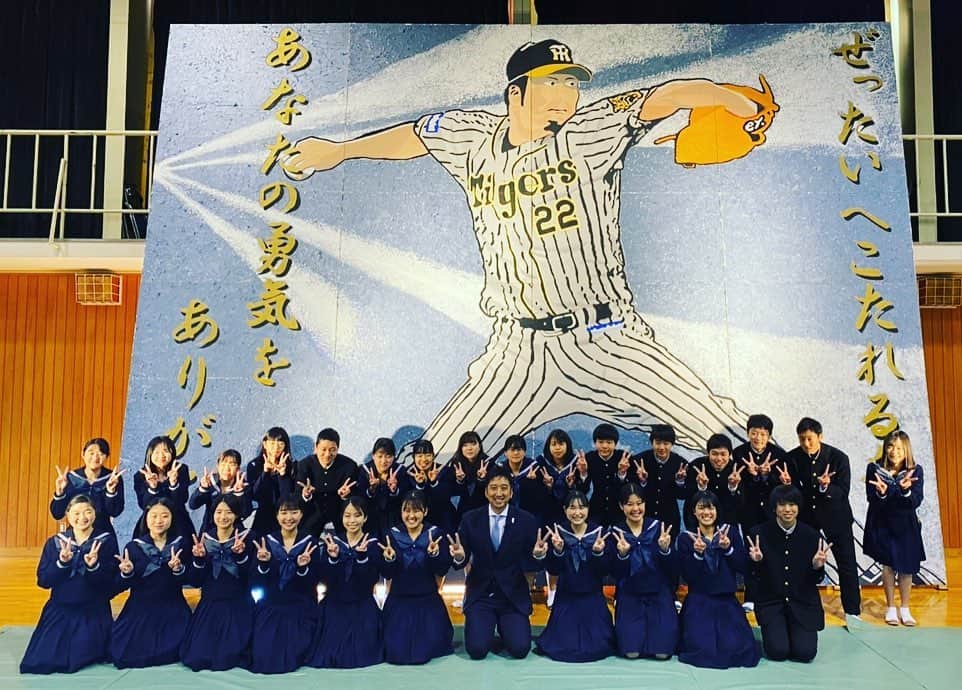 藤川球児さんのインスタグラム写真 - (藤川球児Instagram)「#高知商業高校 へ訪問してきました。  僕の現役最後の頑張りは、後輩達の後押しがありました‼️ 後輩達よ…受験勉強もある中 ありがとう😊 皆んな誇らしい存在です。  まだまだ前向きに明るく元気に 頑張るぜよ💪💪  ※撮影時のみマスク外しております。」12月15日 11時50分 - fujikawa_kyuji22