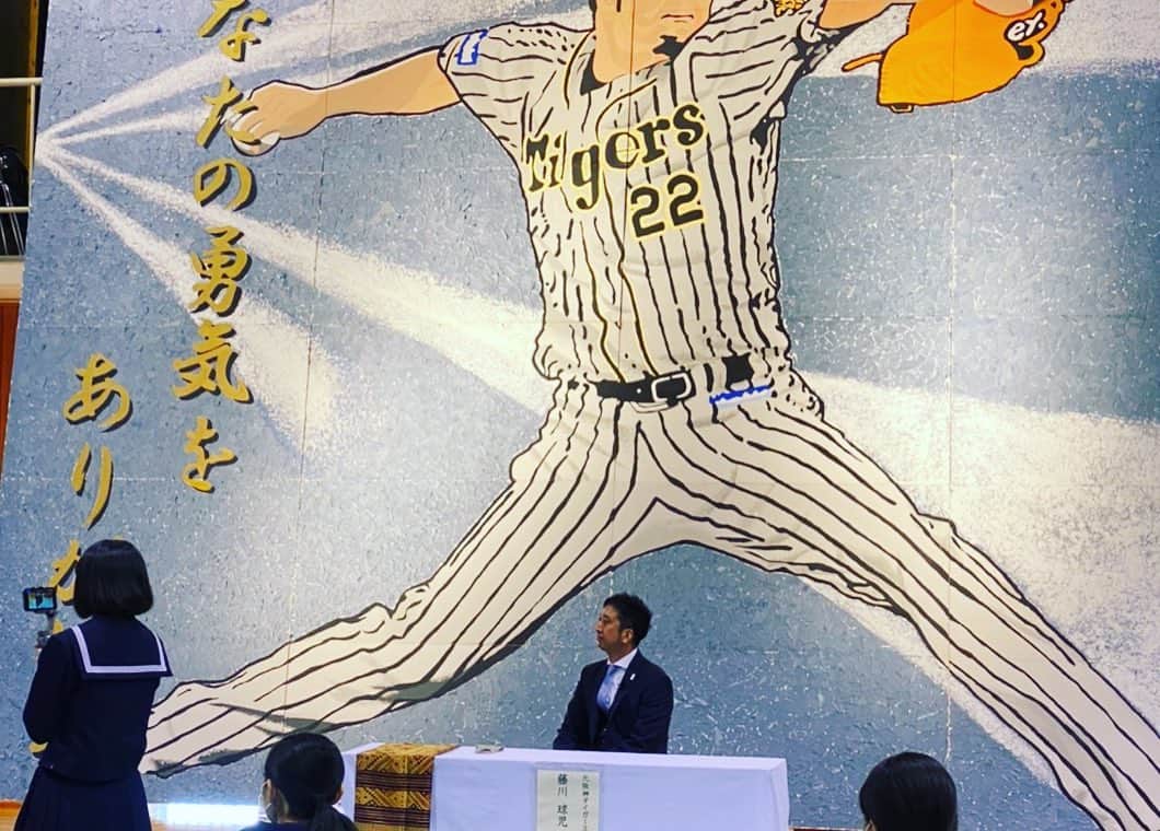 藤川球児さんのインスタグラム写真 - (藤川球児Instagram)「#高知商業高校 へ訪問してきました。  僕の現役最後の頑張りは、後輩達の後押しがありました‼️ 後輩達よ…受験勉強もある中 ありがとう😊 皆んな誇らしい存在です。  まだまだ前向きに明るく元気に 頑張るぜよ💪💪  ※撮影時のみマスク外しております。」12月15日 11時50分 - fujikawa_kyuji22