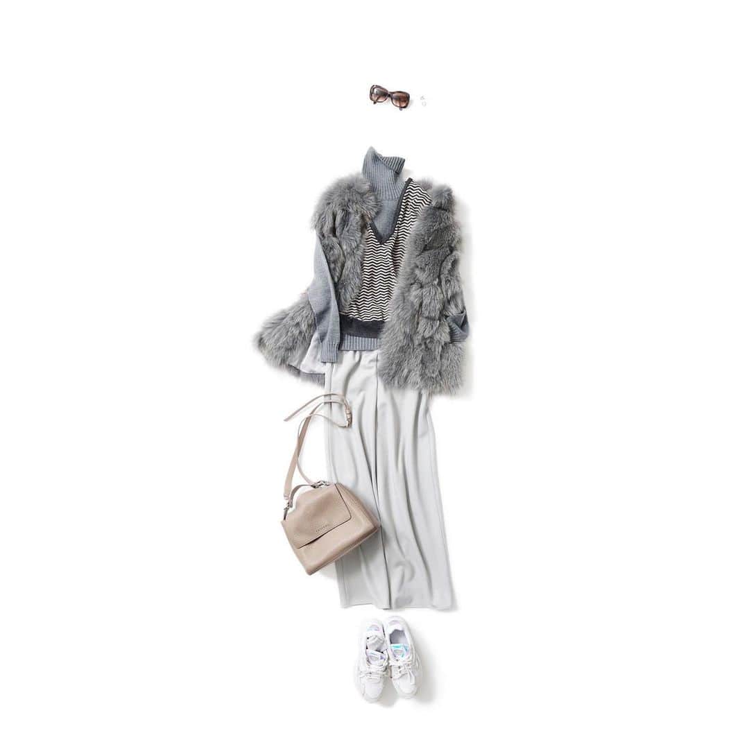 のインスタグラム：「・ NEW♦️Coordinate  ・ 2020-12-15 ・ エレガントでちょっとレトロな、グレーのグラデーション ・ outer : #regina tops : #annina #couleur #fio pants : #galerievie accessory : #anthemforthesenses  bag : #orciani shoes : #adidas other :  #tabio #pagani ・ #kkcloset #kkshop #菊池京子 #kyokokikuchi #style #コーデ #coordinate #code #fashion #コーディネート #ootd #wear #カジュアル#happy #秋冬 #relax #グラデーション #gray #タートルネック #ベストコスメ」