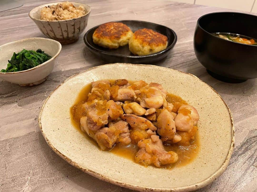 川戸沙羅のインスタグラム：「夫の夜ご飯👩🏼‍🍳  ⭐︎鶏モモ肉の大根おろしだれ焼き ⭐︎芋餅チーズ ⭐︎豚汁 ⭐︎ほうれん草のお浸し  @sawappa 先生の 鯖缶ときのこの出汁おこわ🍚 3合炊きであっという間に食べてしまうくらい大好きです💕  すき焼きの時に買った大根の残りを全部使い切れてスッキリ✨  芋餅チーズとハンバーグはいつ作っても喜んでくれるから登場率高い😂  お疲れだったみたいで、ご飯食べながら目を閉じてました👨🏽w おはよー  #おうちご飯 #料理記録  #夜ごはん #クッキングラム  #旦那ごはん  #鶏肉レシピ  #出汁 #豚汁」