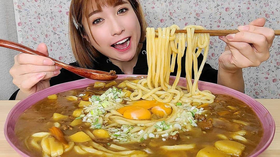 石関友梨のインスタグラム：「ここのとこYouTubeLIVEばかりでごめんね！  登録者も若干減ってしまいましたが、今の私にこの選択肢しかなく気持ちと身体が着いて来ない状態です  ちなみに精神疾患では無いので心配しないでください。ちゃんと後ほどお話するので、今はそっと暖かく見守っていただけると助かります✞  しばらくまだ続くかと思いますが、皆様に少しでも楽しんでいただけるよう、出来る限り頑張りますので、どうかよろしくお願いいたします💓  #YouTubeLIVE #カレーうどん #デカ盛り #おうちごはん」
