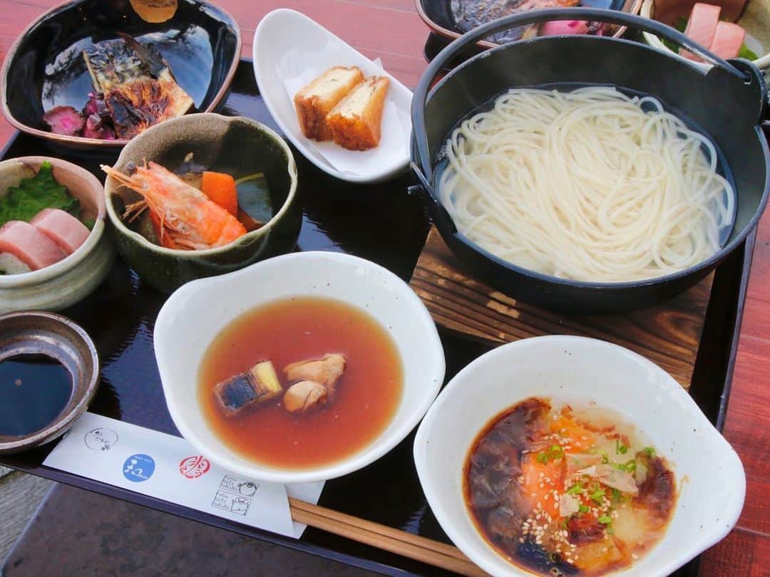 ナッセ福岡 編集部 (旧めさーじゅ) さんのインスタグラム写真 - (ナッセ福岡 編集部 (旧めさーじゅ) Instagram)「長崎市内のグルメと絶景と街歩き♪﻿ モニターツアーへ行ってきました😆﻿ ﻿ 12月12日(土)～13日(日)、﻿ 抽選でご当選された読者20名と﻿ 1泊2日のバスツアーを開催🚌﻿ ﻿ 感染対策にも充分気をつけて、﻿ 各10名ずつの2コースに分かれ、﻿ 長崎の街を満喫してきました🥰﻿ ﻿ 今回の目玉は【朝活】☀️﻿ 朝からアクティビティを体験して、﻿ 出島ワーフで海を眺めながら朝食を食べるという﻿ 新しい形のツアーです✨﻿ ﻿ 朝食は﻿ ●五島うどんと長崎おばんざい定食﻿ ●長崎県産鮮魚の出汁茶漬け定食﻿ ●地元野菜と無添加長崎ハムのヘルシーモーニング﻿ の豪華メニューがあり、お腹いっぱい堪能😋﻿ ﻿ 長崎の街を歩いて🚶‍♀️ご当地グルメを食べて🍴﻿ アクティビティ🛶や工芸体験👐🏻をして﻿ とても充実した2日間でした😆！！﻿ ﻿ ご参加の﻿ @sk.sayuri さん﻿ @mamikuni3 さん﻿ @hitomi_2015 さん﻿ @anpu6262 さん﻿ @mana2493 さん﻿ @matchariko さん﻿ @4mauti さん﻿ 他の皆さんもありがとうございました😌✨﻿ ﻿ 詳しくはナッセ2月号でご紹介！お楽しみに😉♫﻿ ﻿ #長崎旅行  #nagasaki  #長崎  #deji活長崎  #出島ワーフ  #モニターツアー  #ナッセ  #ナッセ福岡」12月15日 12時06分 - nasse_fukuoka