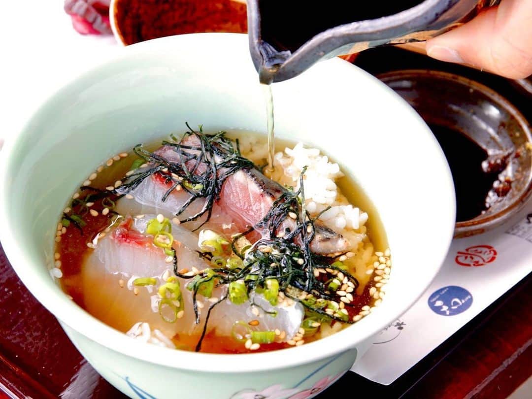 ナッセ福岡 編集部 (旧めさーじゅ) さんのインスタグラム写真 - (ナッセ福岡 編集部 (旧めさーじゅ) Instagram)「長崎市内のグルメと絶景と街歩き♪﻿ モニターツアーへ行ってきました😆﻿ ﻿ 12月12日(土)～13日(日)、﻿ 抽選でご当選された読者20名と﻿ 1泊2日のバスツアーを開催🚌﻿ ﻿ 感染対策にも充分気をつけて、﻿ 各10名ずつの2コースに分かれ、﻿ 長崎の街を満喫してきました🥰﻿ ﻿ 今回の目玉は【朝活】☀️﻿ 朝からアクティビティを体験して、﻿ 出島ワーフで海を眺めながら朝食を食べるという﻿ 新しい形のツアーです✨﻿ ﻿ 朝食は﻿ ●五島うどんと長崎おばんざい定食﻿ ●長崎県産鮮魚の出汁茶漬け定食﻿ ●地元野菜と無添加長崎ハムのヘルシーモーニング﻿ の豪華メニューがあり、お腹いっぱい堪能😋﻿ ﻿ 長崎の街を歩いて🚶‍♀️ご当地グルメを食べて🍴﻿ アクティビティ🛶や工芸体験👐🏻をして﻿ とても充実した2日間でした😆！！﻿ ﻿ ご参加の﻿ @sk.sayuri さん﻿ @mamikuni3 さん﻿ @hitomi_2015 さん﻿ @anpu6262 さん﻿ @mana2493 さん﻿ @matchariko さん﻿ @4mauti さん﻿ 他の皆さんもありがとうございました😌✨﻿ ﻿ 詳しくはナッセ2月号でご紹介！お楽しみに😉♫﻿ ﻿ #長崎旅行  #nagasaki  #長崎  #deji活長崎  #出島ワーフ  #モニターツアー  #ナッセ  #ナッセ福岡」12月15日 12時06分 - nasse_fukuoka