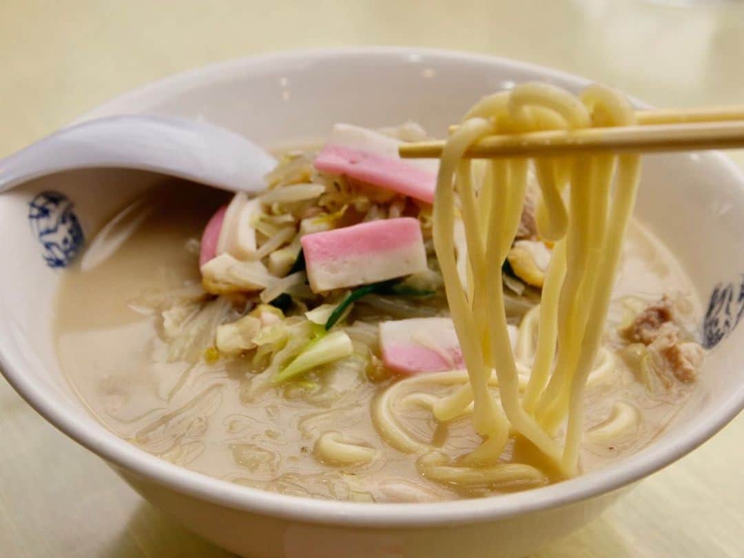 ナッセ福岡 編集部 (旧めさーじゅ) さんのインスタグラム写真 - (ナッセ福岡 編集部 (旧めさーじゅ) Instagram)「長崎市内のグルメと絶景と街歩き♪﻿ モニターツアーへ行ってきました😆﻿ ﻿ 12月12日(土)～13日(日)、﻿ 抽選でご当選された読者20名と﻿ 1泊2日のバスツアーを開催🚌﻿ ﻿ 感染対策にも充分気をつけて、﻿ 各10名ずつの2コースに分かれ、﻿ 長崎の街を満喫してきました🥰﻿ ﻿ 今回の目玉は【朝活】☀️﻿ 朝からアクティビティを体験して、﻿ 出島ワーフで海を眺めながら朝食を食べるという﻿ 新しい形のツアーです✨﻿ ﻿ 朝食は﻿ ●五島うどんと長崎おばんざい定食﻿ ●長崎県産鮮魚の出汁茶漬け定食﻿ ●地元野菜と無添加長崎ハムのヘルシーモーニング﻿ の豪華メニューがあり、お腹いっぱい堪能😋﻿ ﻿ 長崎の街を歩いて🚶‍♀️ご当地グルメを食べて🍴﻿ アクティビティ🛶や工芸体験👐🏻をして﻿ とても充実した2日間でした😆！！﻿ ﻿ ご参加の﻿ @sk.sayuri さん﻿ @mamikuni3 さん﻿ @hitomi_2015 さん﻿ @anpu6262 さん﻿ @mana2493 さん﻿ @matchariko さん﻿ @4mauti さん﻿ 他の皆さんもありがとうございました😌✨﻿ ﻿ 詳しくはナッセ2月号でご紹介！お楽しみに😉♫﻿ ﻿ #長崎旅行  #nagasaki  #長崎  #deji活長崎  #出島ワーフ  #モニターツアー  #ナッセ  #ナッセ福岡」12月15日 12時06分 - nasse_fukuoka