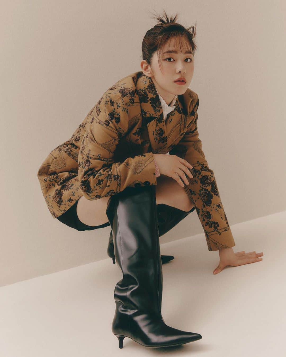 パク・ヘスのインスタグラム：「@1stlookofficial 209호🖤」