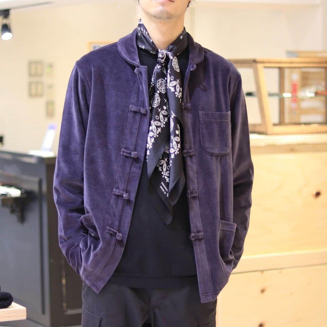 Marunouchi Paperさんのインスタグラム写真 - (Marunouchi PaperInstagram)「【今シーズンのマストアイテム Original Charcoal China Jacket】 広尾に本店を構えるポケットTシャツ中心のゼネラルストア「Charcoal TOKYO」が新丸ビル4Fに登場。ポケットTシャツに合う洋服やバッグ、帽子などのファッションアイテムを豊富に取り揃えています。  今シーズンのおすすめは、光沢があり華やかなベロア素材を使用した「Original Charcoal China Jacket」。アクセントとなるディテールがインナーを選ばずコーディネートしやすい仕上がりになっています。 コットンを80％使用したベロア素材はドレッシーになりすぎず、ほかのアイテムとの相性も〇。着用時のシルエットがとてもきれいです。 スカーフなどの小物使いでおしゃれの幅がぐんと広がりそう。  こんなサイズがあったらいいな、という思いに応える豊富なサイズ展開も嬉しいポイント。ご自宅でのお洗濯も可能なので、冬のおしゃれのマストアイテムとして大活躍の1着です。  ------------------------------------------------ Charcoal TOKYO【服飾雑貨】新丸ビル4F TEL：080-1176-1019  Original Charcoal China Jacket 税込28,600円 カラー：Taupe、Charcoal、Black サイズ：S、M、L、XL、2XL（ユニセックス）  #marunouchi_paper #marunouchi #tokyo #マルノウチペーパー #丸の内 #東京駅 #charcoaltokyo #チャコールトーキョー #originalcharcoal #chinajacket #チャイナジャケット #ベロア #ベロア素材 #冬服コーデ #冬コーデ #ポケットtシャツ #冬コーディネート #コットン #ユニセックスブランド #ユニセックス #新丸ビル」12月15日 12時00分 - marunouchi_paper