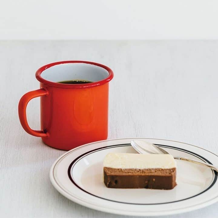 フィガロジャポンさんのインスタグラム写真 - (フィガロジャポンInstagram)「【マグカップとコーヒーと、甘いものと……。】⠀ 1920年に創業したイギリスのホウロウ食器ブランドによるポップなマグ。厚めなので耐熱性と耐久性が高い。濃厚なチーズケーキとダークチョコレートがマッチする「ノー・チーズケーキ」と一緒に、いただきます。⠀ photo : @cheese1003, stylisme : MINAMI NOSAKI, collaboration : UTUWA⠀ #津田商会 #tsudashokai #ノーコーヒー #旅するチーズケーキ #ノーチーズケーキ #figarojapon #フィガロジャポン #フィガロ1月号 #今日もこれからも心地いい暮らし。 #マグカップ #コーヒー #コーヒーブレイク #チーズケーキ #ホウロウ」12月15日 12時00分 - madamefigarojapon