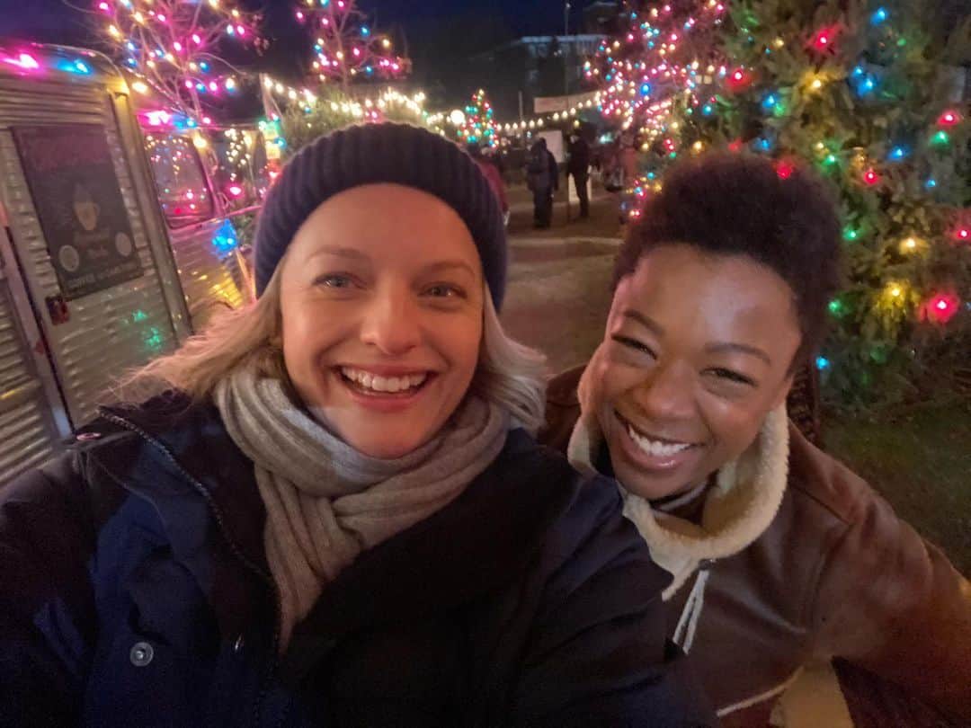 エリザベス・モスのインスタグラム：「Our audition for our Hallmark Christmas movie... what do you think @hallmarkchannel did we get the job?? 🎄 PS this beautiful woman is one of the brightest and talented lights I am privileged to know ❤️ @whododatlikedat #hallmarkchristmasmovies #handmaidstale」