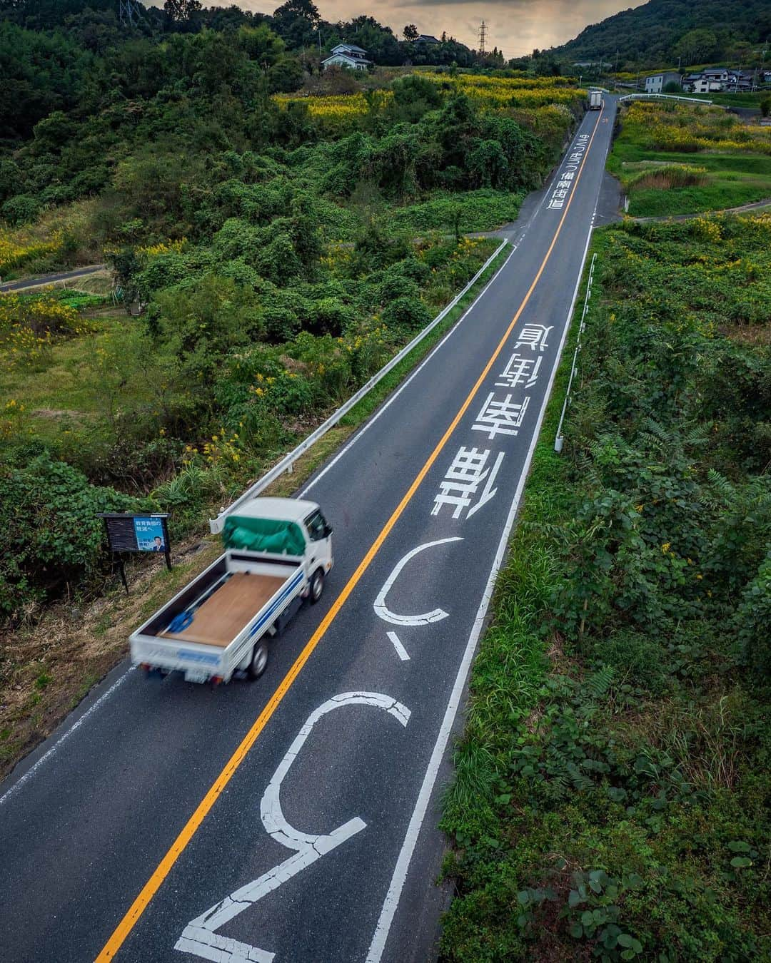 Bi Rod by Lumica.さんのインスタグラム写真 - (Bi Rod by Lumica.Instagram)「【Bi Rod Creator's Photo】 ＃033 ■Photo by 木村琢磨 @takuma_kimura_photo  ■Photo at 備南街道 Binanstreet 2018/ 8  ■Equipment Rod： Bi Rod 6C-7500 Camera: OLYMPUS OM-D E-M1MarkⅡ Lens: M.ZD12-100mm F4.0 IS PRO  「ドローンなしでこのアングル」  最大7.5mのハイアングルから撮影できる 高所撮影一脚「Bi Rod」  ↓商品情報はプロフィール欄のURLから公式ストアへ @birod_lumica  #birod #lumica #ルミカ #木村棒 #写真好きな人と繋がりたい #写真 #空中撮影 #空撮 #ハイアングル #ドローン #aerialphotography #notdrone #highangle #OLYMPUS OM-D E-M1MarkⅡ #olympus #olympusphtotography #olympuscamera #olympusomdem1markii #岡山県 #okayama #道路 #street #備南街道 #binanstreet」12月15日 12時02分 - birod_photo