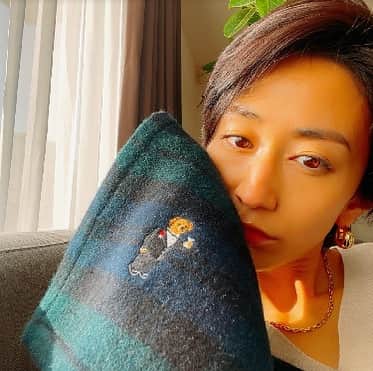 のインスタグラム：「今年はいつもの年に比べて街を彩るイルミネーションも少なめ、パーティなんかももちろんなくって、盛り上がりにかける？　そんな時でもVERYモデルたちは、おうちでホリデー気分を盛り上げるべくいろいろ工夫しているみたい。神山まりあさん、優木まおみさんはラルフ ローレンのホームコレクションを取り入れていました！　気持ちまであったかくなれるおうち小物、マネしてみたい💛　 #VERYおうちクリスマス #おうち時間#ラルフローレン#ラルフローレンホームコレクション#神山まりあ#優木まおみ#VERYモデル#VERY#雑誌VERY#ブランケット#インテリア#ralphlauren」