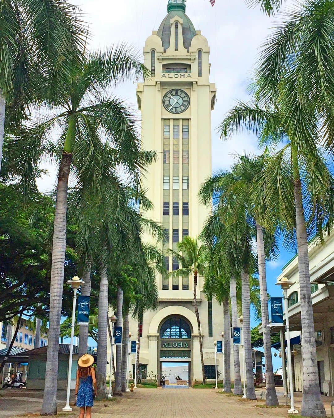 shihoのインスタグラム：「💚🌴💚🌴💚 ・ 📍Aloha Tower ・ 久しぶりに載せたくなったアロハタワー。 高さは55mあってALOHAの文字が 印象的で目をひくよね♡ ・ 最近は行く頻度が減ってしまったけど、 久々にHawaiiに帰ったら この場所にも〝ただいまー！” と言いに 逢いに行きたい🥰💚 ・ #hawaii#islandofoahu#oahu#ハワイ#trip #オアフ島#travel#loco_hawaii#travel_jp #funtorip#タビジョ#旅MUSE#genic_travel #genic_mag#たびねす#旅行#genic_hawaii #alohatower#アロハタワー#aloha#oahuhawaii #tabijyomap_hawaii#lealeahawaii#2020」