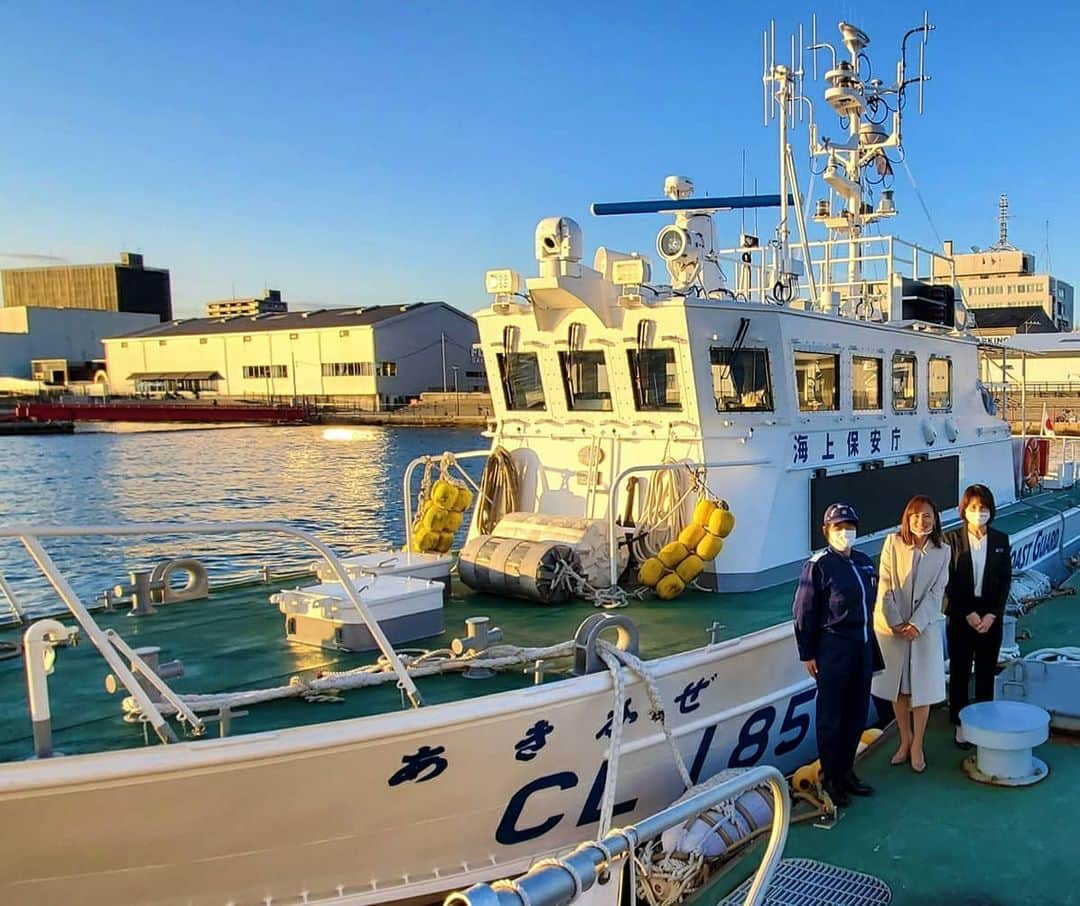のインスタグラム：「海の安全を守る巡視艇 #あきかぜ 🛥️🌊  船内には、救助に備えた様々な装備、 女性に配慮された部分もあり、興味深く拝見しました✨  先週 #第六管区海上保安本部⚓の #女性職員 に向けた #講演 を。 遠方の保安部の方へはリモートで。  テーマは「円満な #ワークライフバランス のための  #コミュニケーション」でした。  私もまだ道半ば😅😅😅 正解がわからず、悩むことがたっくさんありますが... 私の経験、失敗談も含め、お話させていただきました。  男性が多い職場ですが、 #航海士 #特別捜査員 #運用管制官 ... 様々な現場で女性も活躍しています。 中には、現在、育休中や子育て中で復帰した女性も✨！  私も大好きな楽しい海🌊... 一方で、命取りの厳しさもあり...💦 こうした皆さんのお陰で　 海の安全⚓は守られているんだなと 改めて感慨深く思いました✨  そういった中で、 女性ならではの活躍の場面もあり、必要な存在です。  どの業界でもそうですが、 ぜひ #結婚 👫や #子育て 👶をしても キャリアを中断せず活躍しやすい環境作り・理解が どんどん広がるといいなと願っています🍀  #海上保安本部 #海上保安庁 #海保 #海 #働く女性 #応援 #仕事と家事育児の両立  #広島 #ホームテレビ #アナウンサー #渡辺美佳」