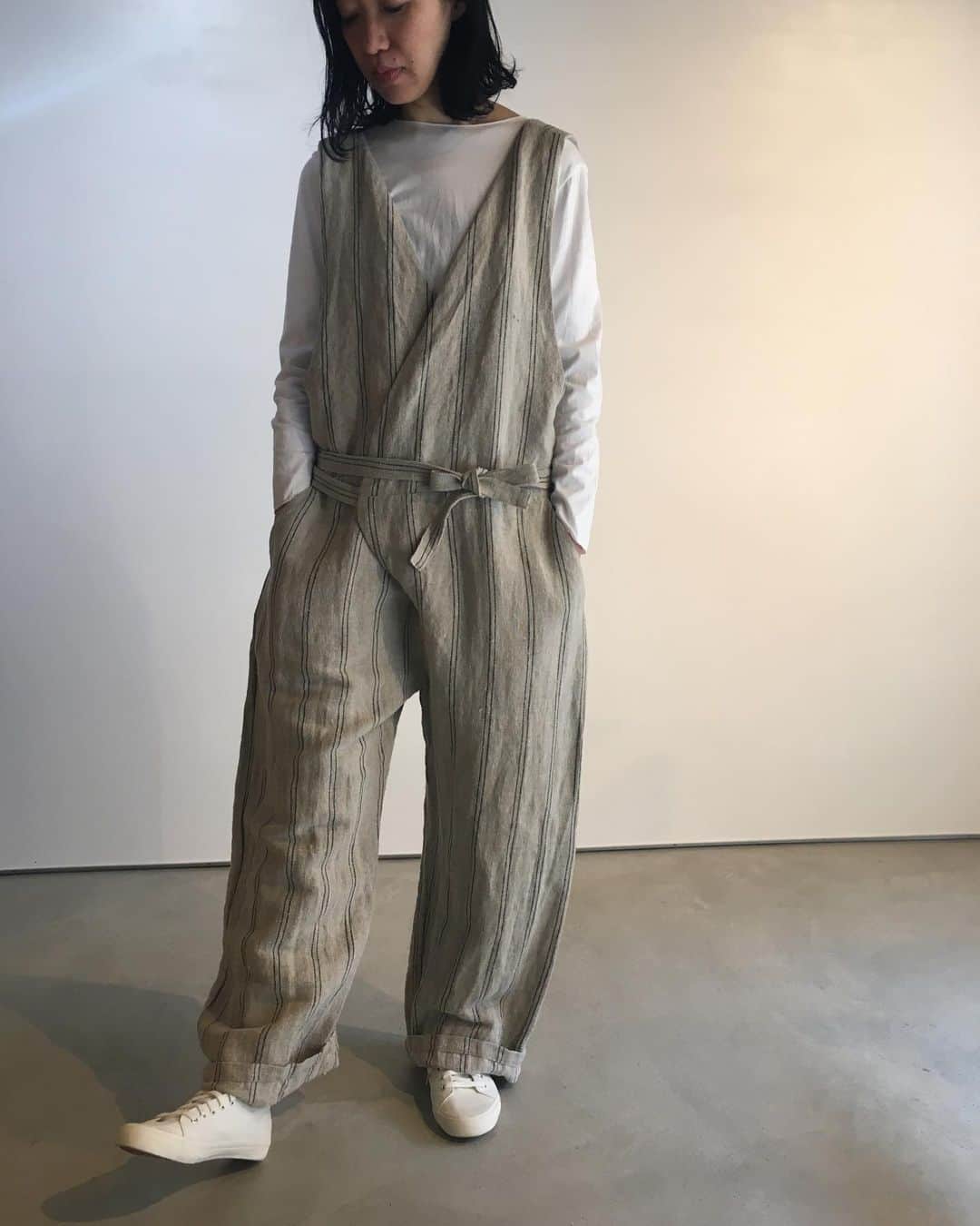 手紙社のインスタグラム：「【販売される服を使ったコーディネートを生配信！】﻿ 「yatra」はインドの言葉で”旅”という意味。様々な土地で出会った景色、素材、技法をエッセンスに、日々の暮らしに彩りを添える天然素材、オリジナルテキスタイルの心地よい衣服と小物を製作します。オンラインミーティングでは、古い日本家屋をリノベーションしたお店を舞台に、yatraの服を実際にまとったときのシルエットや動き、コーディネートを生配信！﻿ ﻿ ーーーーー﻿ ﻿ ▼yatra（@yatra_noritakeapparel）﻿ ﻿ オンラインミーティング﻿ →12/15（火）15:00〜﻿ ﻿ ショップ販売期間﻿ →12/15（火）16:00〜12/22（火）16:00﻿ ﻿ ーーーーー﻿ ﻿ ＜新しいオンラインフェスティバル・布博　開催概要＞﻿ 会期：2020年12月14日（月）〜26日（土）﻿ チケット：一般 1,000円／手紙社の部員 900円﻿ 会場：「新しいオンラインフェスティバル・布博」公式サイト﻿ ▶︎詳細は「@textilefabrics」プロフィールのURLから！﻿ ﻿ ーーーーー﻿ ﻿ ◎「新しいオンラインフェスティバル・布博」は3本立て！﻿ ﻿ 1）オンラインミーティング（番組）﻿ ▶︎12/14（月）〜19（土）毎日開催！﻿ 出展者による作品紹介やアトリエツアーなどの番組を生配信！﻿ 作り手との会話をお楽しみいただけます。﻿ ﻿ 2）オンラインショッピング﻿ ▶︎12/14（月）〜毎日異なる出展者が販売を開始します！﻿ 出展者による新作や、ここでしか買えない限定作品、もちろん、定番商品も購入することができます！﻿ ※それぞれの販売期間は公式サイトからご確認ください﻿ ﻿ 3）スペシャル音楽ライブ番組﻿ 12/20（日）は7時間を超える生放送をお届け！﻿ 豪華アーティスト4組による音楽ライブや、プロのスタイリストが布博アイテムのスタイリングを紹介する「ライブスタイリング」を生配信します！﻿ ﻿ #手紙社#手紙舎#布博#オンラインイベント#新しいオンラインフェスティバル#新しいオンラインフェスティバル布博#ブローチ博#布雑貨#手芸#テキスタイル#刺繍#ブローチ博#ハンドメイド#編み物#手織り#コーディネート#服#旅#yatra#tegamisha#nunohaku#textile#textiledesign#fabric#handmade#handcraft#accessory#embroidery」