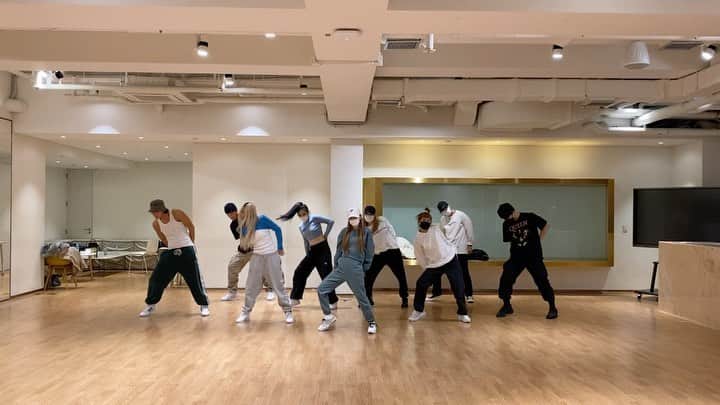 BoAのインスタグラム：「안무영상이 없는 이유..?? 내 어깨땜에 제대로 찍은게 없다 🙈 내탓이오 내탓이오 😭 팔이 어깨 이상 안올라갔던 시절.. 그래도 방송은 다 잘 끝내서 다행🙂 이제 재활을 열심히👻 #better 너무 짧아 아쉬운 베러~ 뱉어~ 베터~ 😝」