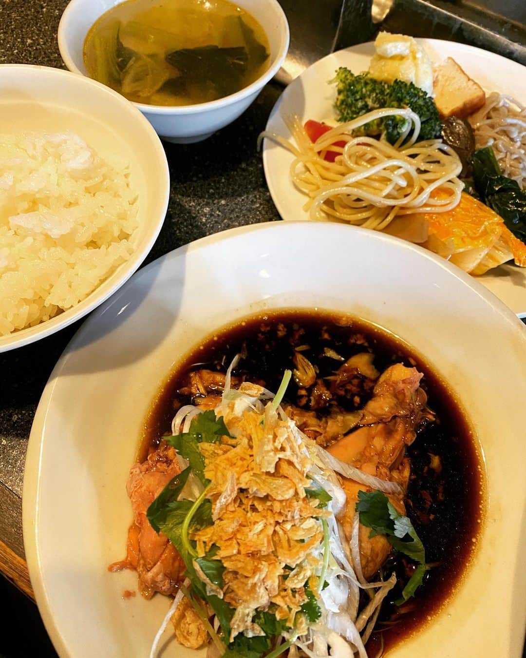 大根仁のインスタグラム：「午前中ちょっとめんどうな案件があって、ランチはガッツリ行こうと久しぶりに外苑前シャンウェイの呆れるほど柔らかい蒸し鶏葱醤油定食。相変わらず美味いし、フリーサラダバー付きで８９０円は素晴らしい。」