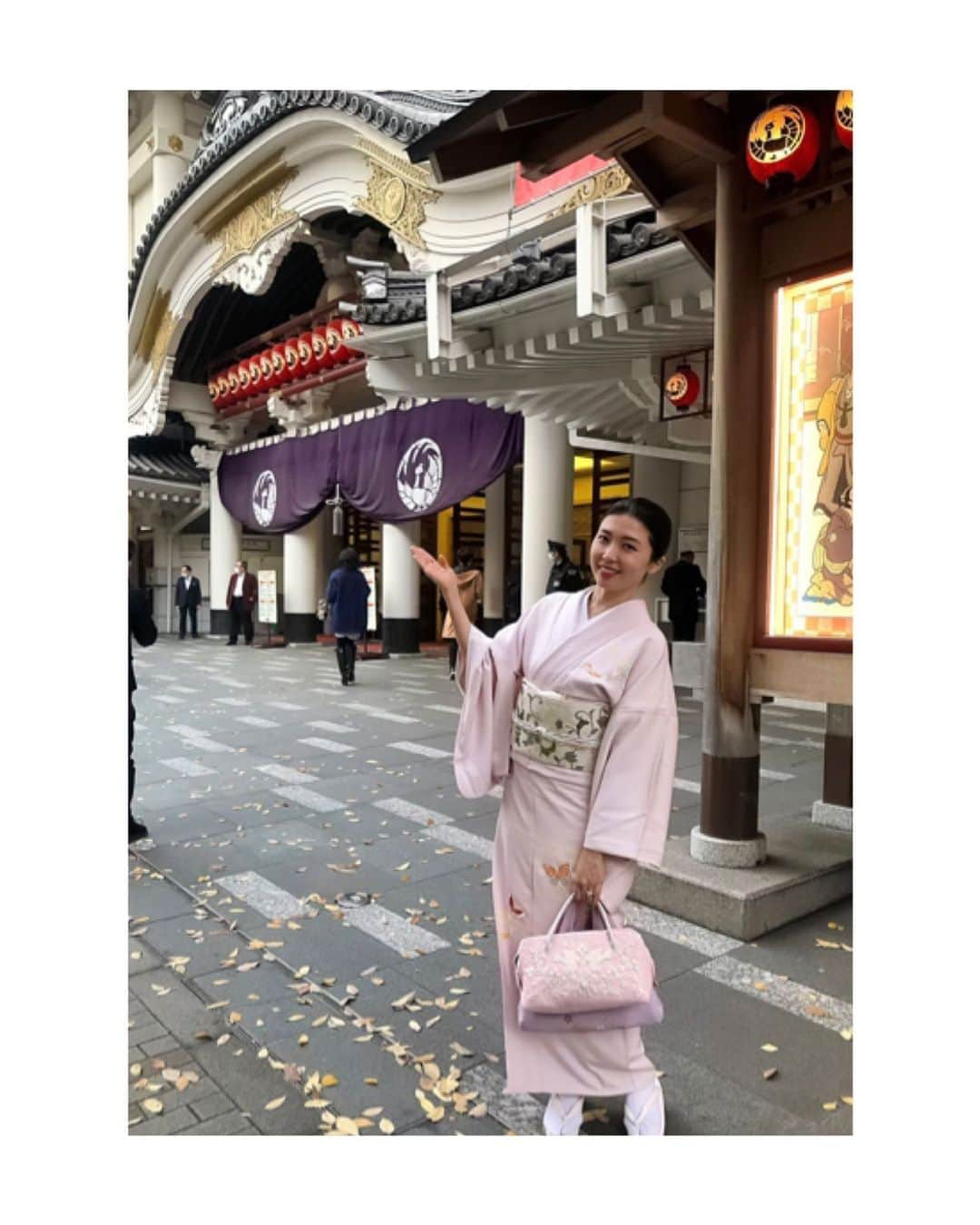 川村亜紀さんのインスタグラム写真 - (川村亜紀Instagram)「十二月大歌舞伎を観に歌舞伎座へ。 第三部　傾城反魂香では中村勘九郎さん演じる又平さんと市川猿之助さん演じるおとくさんのご夫婦の深い愛情物語を見まして、じんわりと心が温かくなりました。 ここ最近、毎月のように市川猿之助さんのお舞台を観させていただいておりますが歌舞伎座が再開した当時よりお痩せになった印象が。 猿之助さんがご出演のお舞台は人気があり切符がよく売れるとお聞きします。 それだけ人気がおありですから、お忙しいとのも事実でしょうし、どうぞご自愛いただければと思います。  #十二月大歌舞伎 #傾城反魂香 #土佐将監閑居の場 #中村勘九郎 さん #市川猿之助 さん #お着物 や #歌舞伎 など #日本の伝統 が長く守られ受け継がれますように。 #kimono #kimonocordinate #japanesekimono #japanesetradition #beautifultradition #lovekimono  #instakimono  #お着物 #お着物コーディネイト #きものコーディネート #日本の伝統 #守るべきもの #帯とお着物 #帯締めと帯揚げ #お草履とバッグ #帯留め #組み合わせが楽しい  #付け下げ #付下げ #ぎをん齋藤 さん #袋帯 #唐織袋帯 #長吉呉服店 さん #亜紀の和装記録」12月15日 12時10分 - _aki1015_