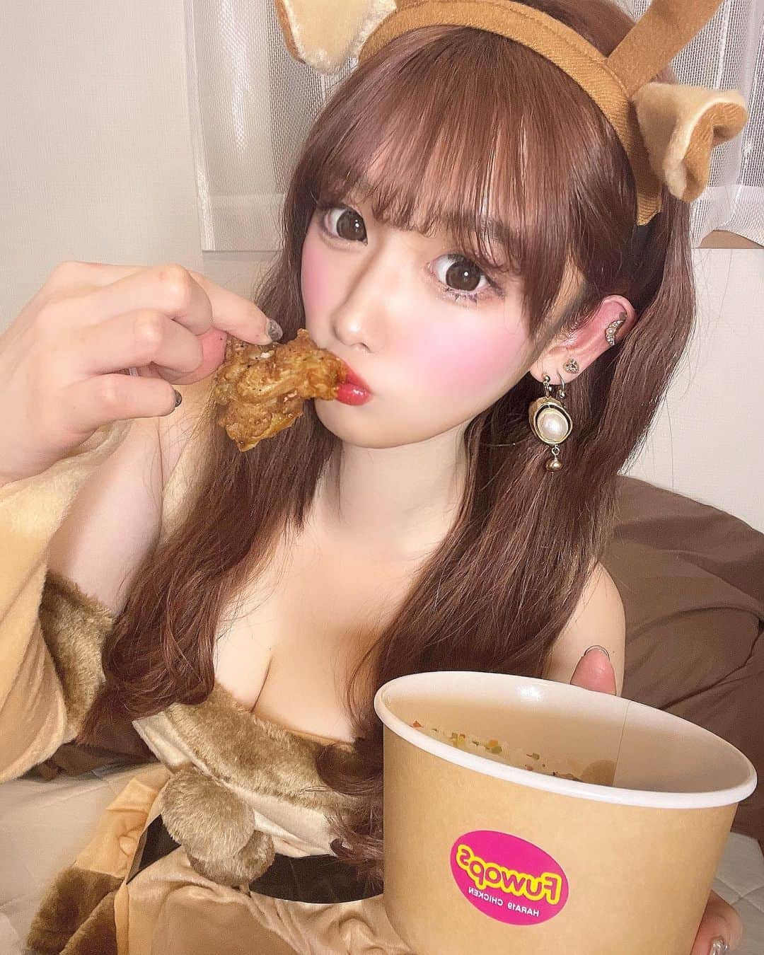 のインスタグラム：「・ ・ 唐揚げ食べる？食べない？🍗❤️ 今年初めてトナカイのコスプレをしてみたよ~🦌💭 トナカイも可愛いからダイスキ、、♡ サンタのコスプレも撮ったので今度投稿するよ🎅🏻💕🎁  ・ #クリスマス女子会 #トナカイコス #トナカイ  #コスプレ #コスプレ女子 #あざとい #唐揚げ」