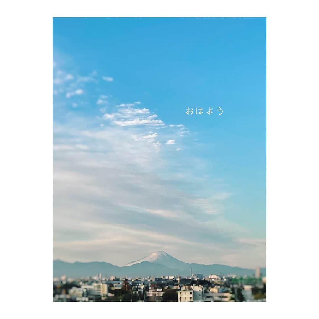 笹峯愛さんのインスタグラム写真 - (笹峯愛Instagram)「2020.12.15 . 雪化粧の富士山。  いつ見ても、めでたい山です。  #富士山　#朝の景色　#良い天気」12月15日 12時24分 - mineco.m