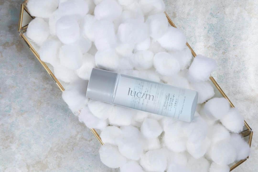 のインスタグラム：「Have a cool and calm Christmas. ☃️  Hydrate and rebalance after cleansing with an alcohol-free and fragrance-free #Lucim Enriched Toning Water formula with witch hazel, blue-green algae, tea tree extract, rose water, aloe vera and hyaluronic acid. It’s packed with botanical goodness and prepares the skin to soak up the rest of your daily regimen.  No matter how stressful your day may be, you can cool off and replenish when you need a refresher. Full of soothing antioxidants and natural ingredients, you don’t have to worry about unwanted breakouts, redness or irritation.  🛒 Buy Now » ShopARIIX.com ✨ Details » https://bit.ly/LucimFacts  #resultsovertrends #flawlessskinFTW #ariix360 #ariix365 #lucim #dermatologisttested #crueltyfree #leapingbunny #vegan #nontoxic #glutenfree #nongmo #ewgverified #botanicals #ariix #ariixproducts #enrichedtoningwater #toningwater #skin #skincare #skincareroutine #skincareproducts #skincaretips #lucimskincare #skincaregifts #giftideas #giftsforher」