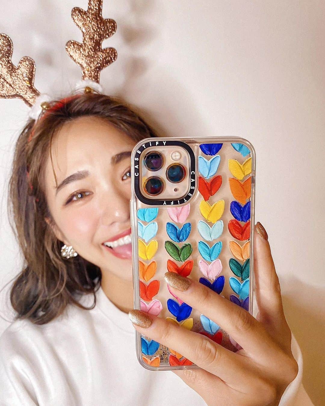 のインスタグラム：「My new CASETiFY💛💙💚❤️ ▶︎ @casetify_jp , @casetify * * iPhoneケースはCASETiFYのを 季節や気分でアップデート☻ #happyholidays 🎄 今回は気分もあがる カラフル&グリッターにした⭐️ 変わったの気付いてたくれてた人いる🙊？ * * 何枚目のトナカイさんが好き🦌🎅❓ ケースみたいにいっぱいいいねして💛💙💚❤️ * * ホリデーコレクションは HAPPYな気分になれるデザインのものが 他にもたくさん🎁✨ * * * #CASETiFY #StateYourCase #iphonecase#caseiphone#fulloflove #holidayseason#holidaycollection #メリクリ#ホリデーコレクション#クリスマスプレゼント#トナカイコス」