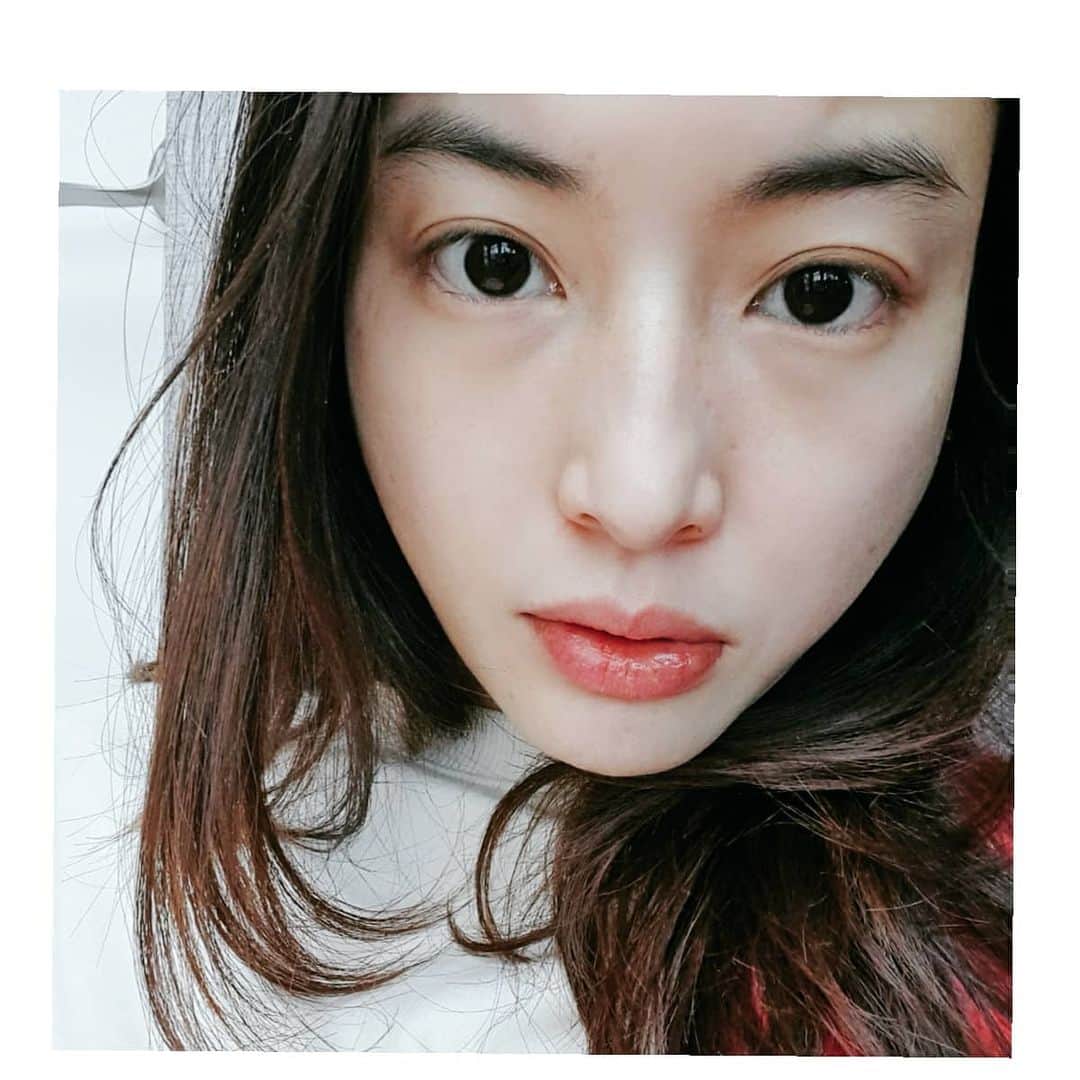 チョン・ダへのインスタグラム：「온라인 수업 중에 딴짓하지 말라고 잔소리 좀 했더니 문을 슬쩍 닫아버림 😒  8세 애송이 9세 땐 또 얼마나  어메이징해 지려나😏  나도 핫스팟 해주느라 붙어있는거그든? 나 없음 또 계속 끊기그든?  #딸래in제주 #제주도민 #제주일상 #온라인이싫어요 #어미새와아기새 #까불지마라아기새 #핫스팟안켜준다 #그럼넌신나겠구나 #😒 #wifi일좀해」