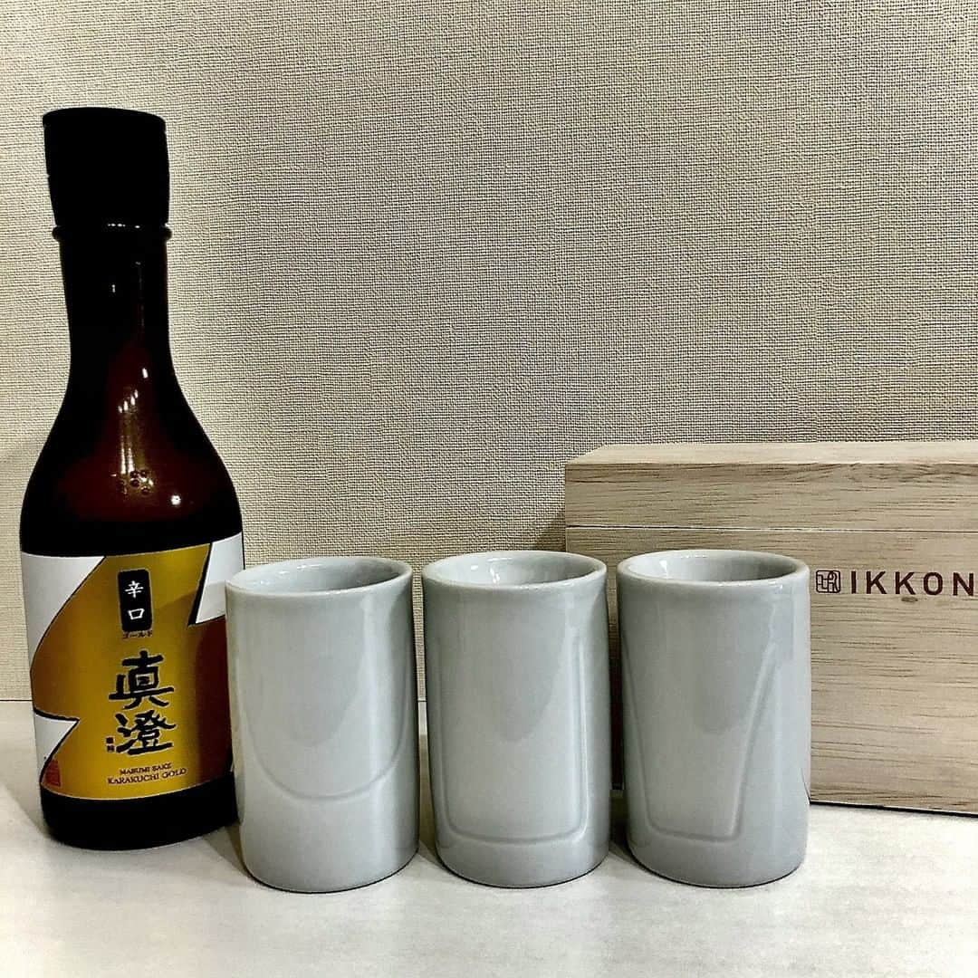 IKKONのインスタグラム：「. 【IKKONで日本酒飲み比べ】  今回飲み比べた日本酒は 【真澄　辛口ゴールド】 長野県諏訪市の宮坂醸造のお酒です。 辛口ゴールドは透明感のある味わいと、 梨のようなフルーティな香りで美味です♪  ◎Round﻿ まろやかでフルーティさが際立つ ﻿ ◎Straight﻿ 辛さが際立つ ﻿ ◎Narrow﻿ すっと入ってくるが 後味は酸味と辛さを感じる  ﻿ このように1本の日本酒で、 3種類の味わい方ができるのがIKKONです。﻿  是非お気に入りの日本酒で 試してみてくださいね！  詳細は【@ikkon.life】 プロフィールリンクから。  ------------------------------------------- 【IKKONとは】 IKKONとは3種の味わい方が 楽しめるぐい呑みです。  二重焼という大堀相馬焼の特徴と、 その内側の形状を工夫することにより 空気との関わり方が変化。 それによりお酒の味の深みや風味を 楽しみ尽くすことができます。  それぞれの特徴を紹介します。  Round フルーティーな優しい 甘味を味わう  Straight 複雑な味わいをしっかりと 十分に味わう  Narrow 飲む過程で起きる 変化を味わう -------------------------------------------  #ikkon #一献 #飲み比べ #呑み比べ  #日本酒飲み比べ #日本酒好き #酒スタグラム  #ポン酒 #sakelover #ポン酒ダグラム  #酒スタグラム #ポン酒タグラム #日本酒部  #日本酒が好き #日本酒らぶ #日本酒で乾杯  #日本酒飲もう #日本酒好きとつながりたい  #日本酒飲みたい #利酒  #酒器 #酒器セット #日本酒好きな人と繋がりたい #日本酒女子  #日本酒大好き #ponshutagram #sakestagram #真澄 #長野県のお酒 #宮坂醸造」