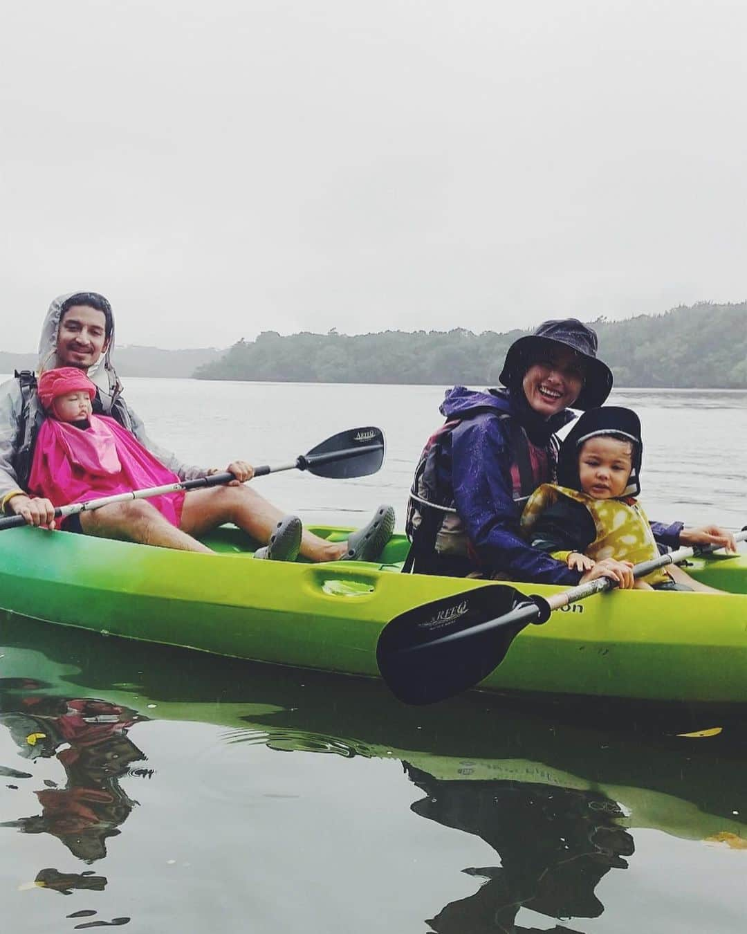 尾形沙耶香さんのインスタグラム写真 - (尾形沙耶香Instagram)「#kayaking 🛶  #memories  #family 👨‍👩‍👦‍👦」12月15日 17時50分 - sayakaogata