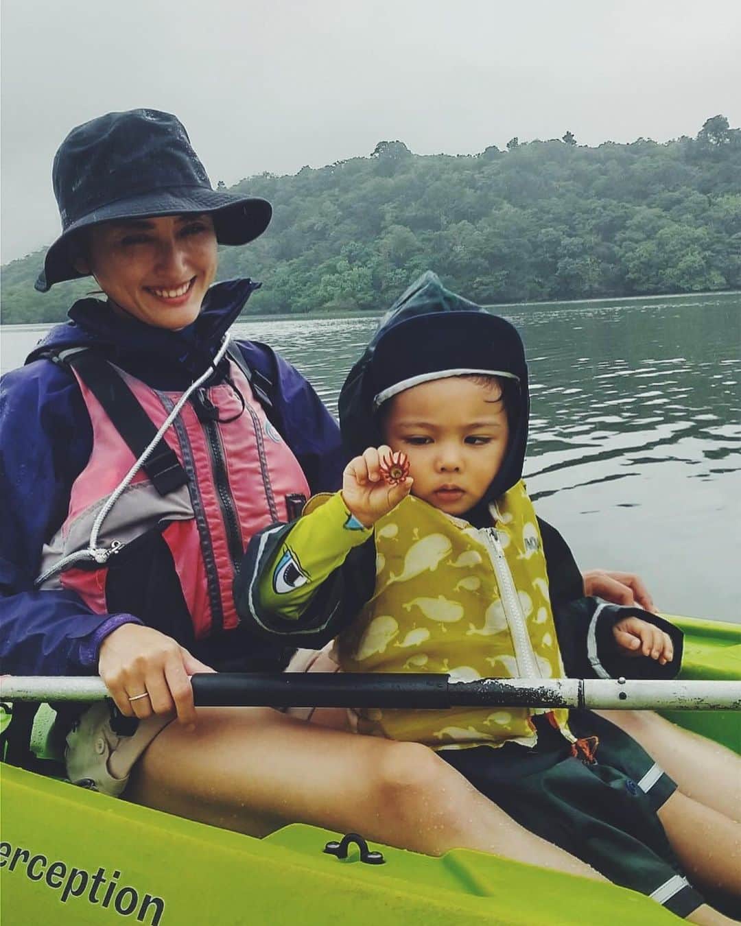 尾形沙耶香さんのインスタグラム写真 - (尾形沙耶香Instagram)「#kayaking 🛶  #memories  #family 👨‍👩‍👦‍👦」12月15日 17時50分 - sayakaogata