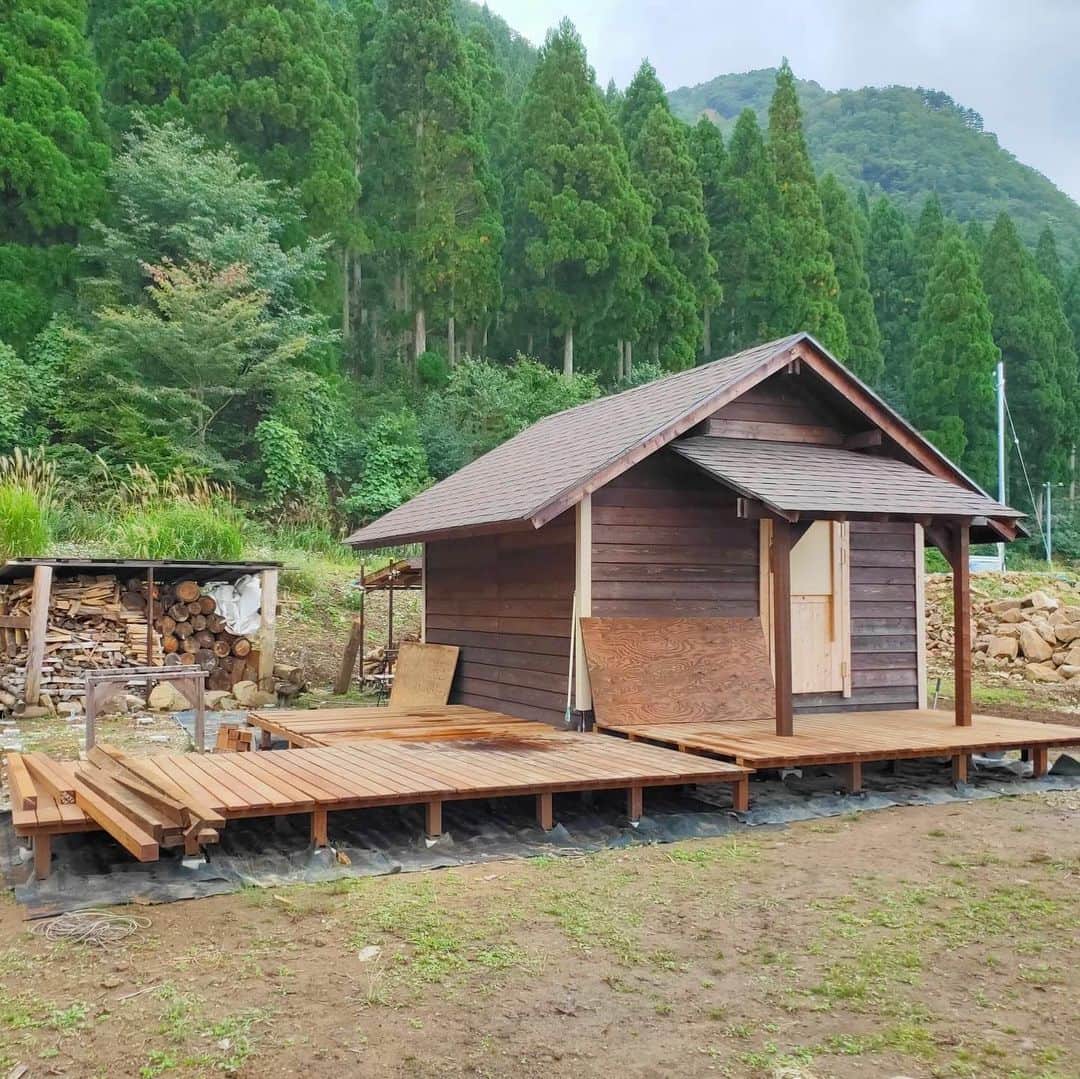 The Japan Timesさんのインスタグラム写真 - (The Japan TimesInstagram)「Now that COVID-19-induced social distancing has become an accepted part of life, the call of the wild is more tempting than ever, spawning a new trend: buying plots of affordable forestland for camping expeditions — a prospect that turns out to be easier said than done. "One day my wife suggested that we buy our own plot of land and build our dream campground and rent out campsites," Kyohei Ueyama says. "I thought she was joking, but after some research we realized that prices were quite affordable." Read about the Ueyamas’ journey with the link in our bio. 📸 Courtesy of Kyohei Ueyama . . . . . . #Japan #Tokyo #nature #Hyogo #camping #cottage #travel #日本 #東京 #自然 #兵庫 #キャンプ #キャンピング #旅行 #🏕」12月15日 17時54分 - thejapantimes