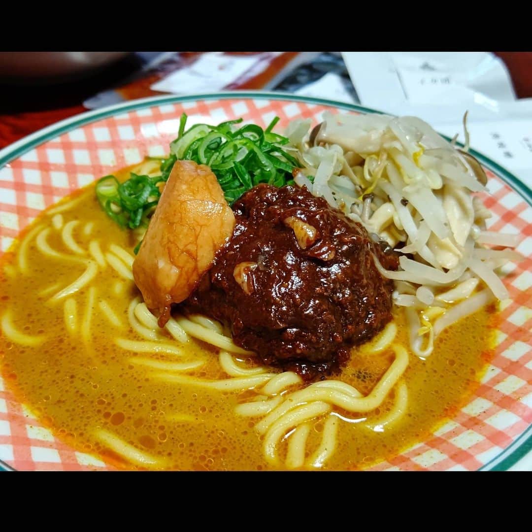 松浦麻里奈さんのインスタグラム写真 - (松浦麻里奈Instagram)「五色に輝く担々麺・「五色担々麺」(✿ ♡‿♡)  大阪の老舗食品メーカー6社が @wadaman_goma　 こだわり商品を持ち寄って作り出した、 五色担々麺😋👍  スープのもと、イカ団子、肉味噌、麺が入ってる！  味は、 赤▶豆板醤の刺激的な辛さとオリジナルブレンド 白▶豚骨スープの濃厚さと白ごまのまろやかな味わい 黄▶特製のカレー粉とオリジナルブレンドの芝麻醬（ごまペースト） 緑▶スープの中に時折かおる緑茶の風味 黒▶香ばしい黒ごまのペースト煮干しのスープの5色♥✨   「応援購入サービスMakuakeにてプロジェクト実施中」の、 「寒い季節に食卓で簡単に楽しめる」をテーマにした 「世界に通用する大阪発の“食”を生み出す」 ことを目的に知恵を出し合って作られたそうな🙆💓  麺は、皆大食いなもんで セットと別で、家にあった太麺、細麺入れたよ😽  それでも濃厚なスープで麺に絡みつく！ トッピングは好きなものを(●’3)♡(ε`●)  皆でシェアして、担担麺を堪能しました🤤 風味、味はもそれぞれ楽しめるし見た目もインパクトある！！  #五色担々麺セット #担々麺 #担担麺 #食べ比べセット #マクアケ #pr #お取り寄せグルメ#お取り寄せ#ラーメン #うどん#グルメ#グルメインスタ#グルメスタグラム  #ディナー#お家でごはん#お取り寄せ麺#タンメン #グルメ女子 #美味しい#担担麺好きな人と繋がりたい #豚骨#大阪#ご飯#foodpic #foodstagram #黒ごま#抹茶 #寒い冬#お家」12月15日 17時55分 - ay114.831m
