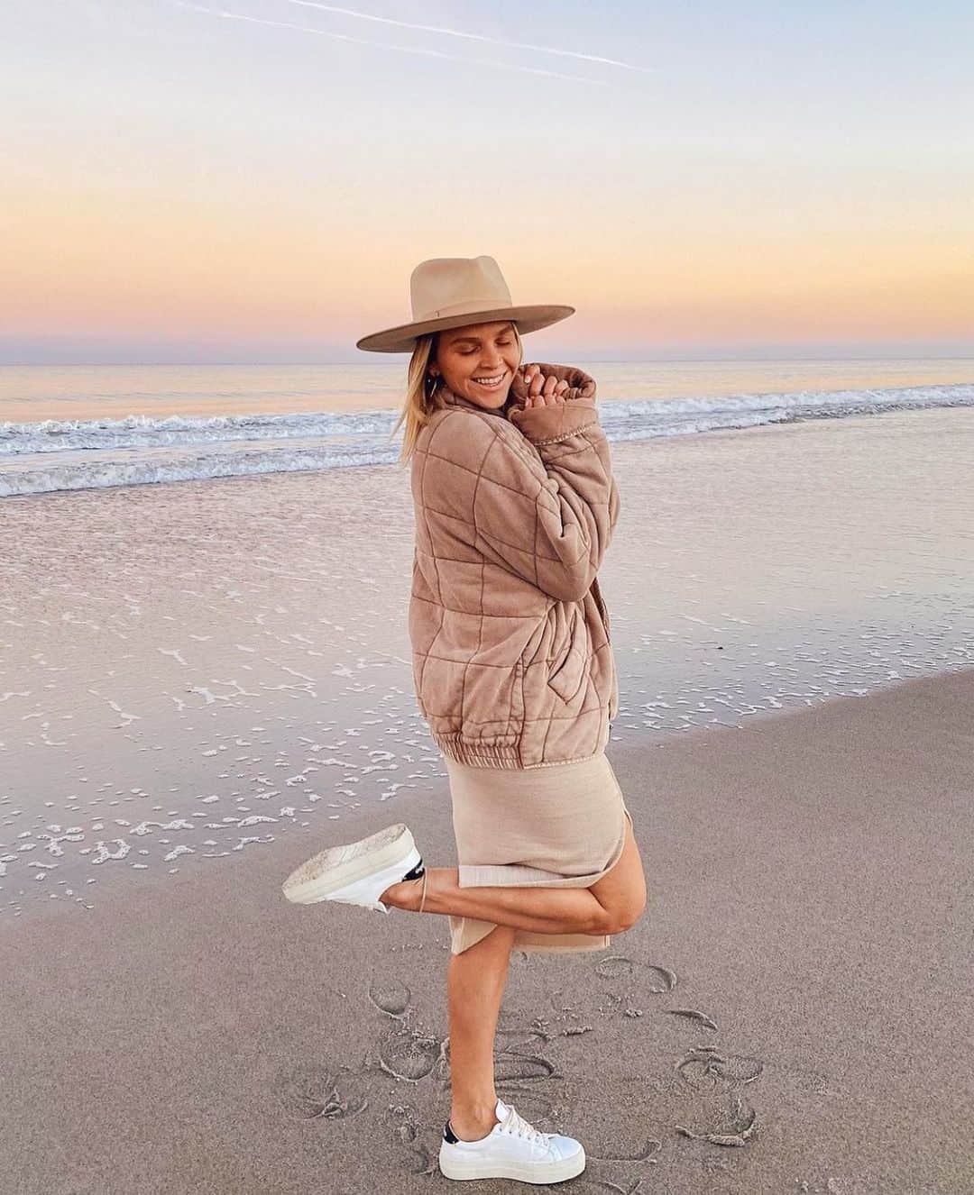 ソルドスのインスタグラム：「golden hour with @meganraeoflight ✨  shop our fave vegan sneaks, @hiyebo, link in bio! 🌱」