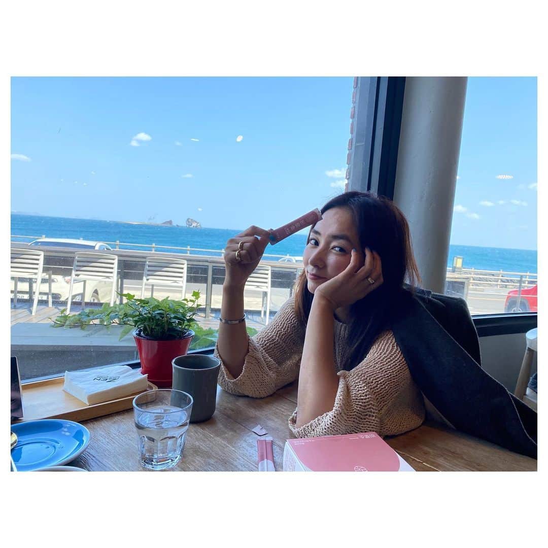 チン・ジェヨンさんのインスタグラム写真 - (チン・ジェヨンInstagram)「[커밍순 #cont_공동구매 ] . . 오늘 한파로추워진대다  제주는 오늘도 폭설주의보에 제주도 18일부터 2단계격상이라  더 걱정이 많아져요🥺. . . 올해를 이렇게보내고나니, 새해에는  건강관리도 더열심히하고 운동도 먹는것도 모두다 열심히해야지다짐하게되구요.  . 올해 저는 비로소가 참 의지가되었어요. 조금만 먹어도 소화제를달고살던 제가 정말 소화제를끊게되었거든요.  . 이번 비로소오픈은,  꾸준히드시고 기다리시는분들이많아  크리스마스전에받으시도록 이번주 목요일오픈해요.  비로소영상보시면  부드러운 크림빵도 생각보다 소화가빠르게되지않는게 눈으로보이는데, 비로소는 연말 과식.야식. 폭식을하더라도 조금 믿는구석이생겨요.  꾸준히드시면 속이정말 편안해져요.  . 🤎비로소는, 100%곡물만을 발효해서만든 발효효소로, 발효과정을 거친원료외의, 다른원료는 전혀사용하지않은 유일성을 가진 효소입니다.  . . 🏷비로소 체크포인트 ▪️100%발효효소. ▪️순수발효과정을 거친100% 곡물원료사용. ▪8가지 통곡물발효. ▪정제효소x, 첨가물x  ▪1포당 3.7g중량제조 ♥️시중의 효소 제품들은  1포에 3g으로 나오는 제품이 대부분이나  비로소는 0.7g의 진정성을 더 담아내어 1포에 3.7g입니다. . *21일부터 순차발송 시작되어요.  . #콘티✖️비로소 (12/17-20) @biroso_official  @con.t_commerce  . . .」12月15日 12時28分 - jinjaeyoung_con.t