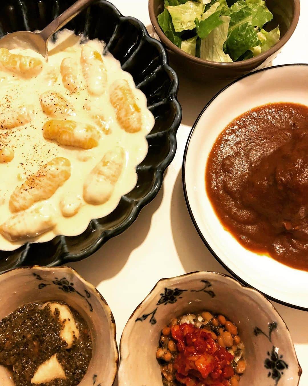 のインスタグラム：「昨日の夕飯( ^ω^ )  冷凍してあったカボチャのニョッキ、料理教室W.E. @w.e._internationalcookingsalon で試食の分を先生から冷凍でいただいたので、タンシチュー、山芋ととんぶりの梅和え、納豆ととんぶりとネギとチャンジャ乗せ、ナスとほうれん草と豆腐と玉ねぎの味噌汁です( ^ω^ )  ナスを味噌汁に入れるときは最初に軽く胡麻油で炒めてます(o^^o)  冷凍庫整理しつつ、楽して美味しい物を食べれるって最高ですな\(//∇//)\  #甘糟ご飯#ご飯#夕飯#家ご飯#ニョッキ#タンシチュー#味噌汁#茄子の味噌汁」
