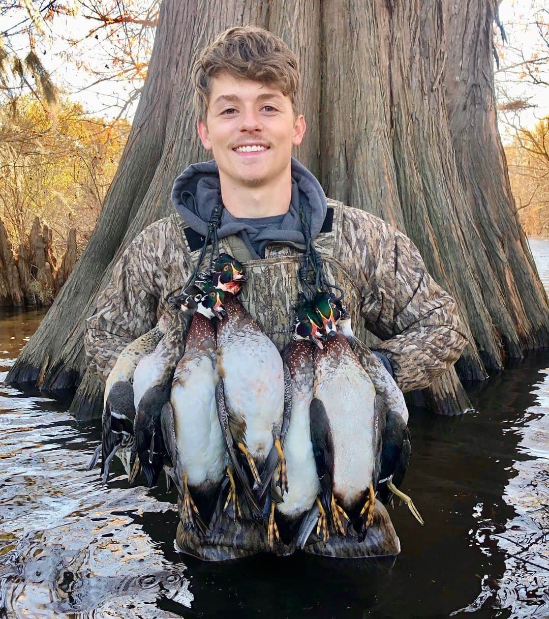 Dylan Dauzatのインスタグラム：「Missing them early mornings in the cold flooded timber before work! Ready for the opening of second split this weekend」