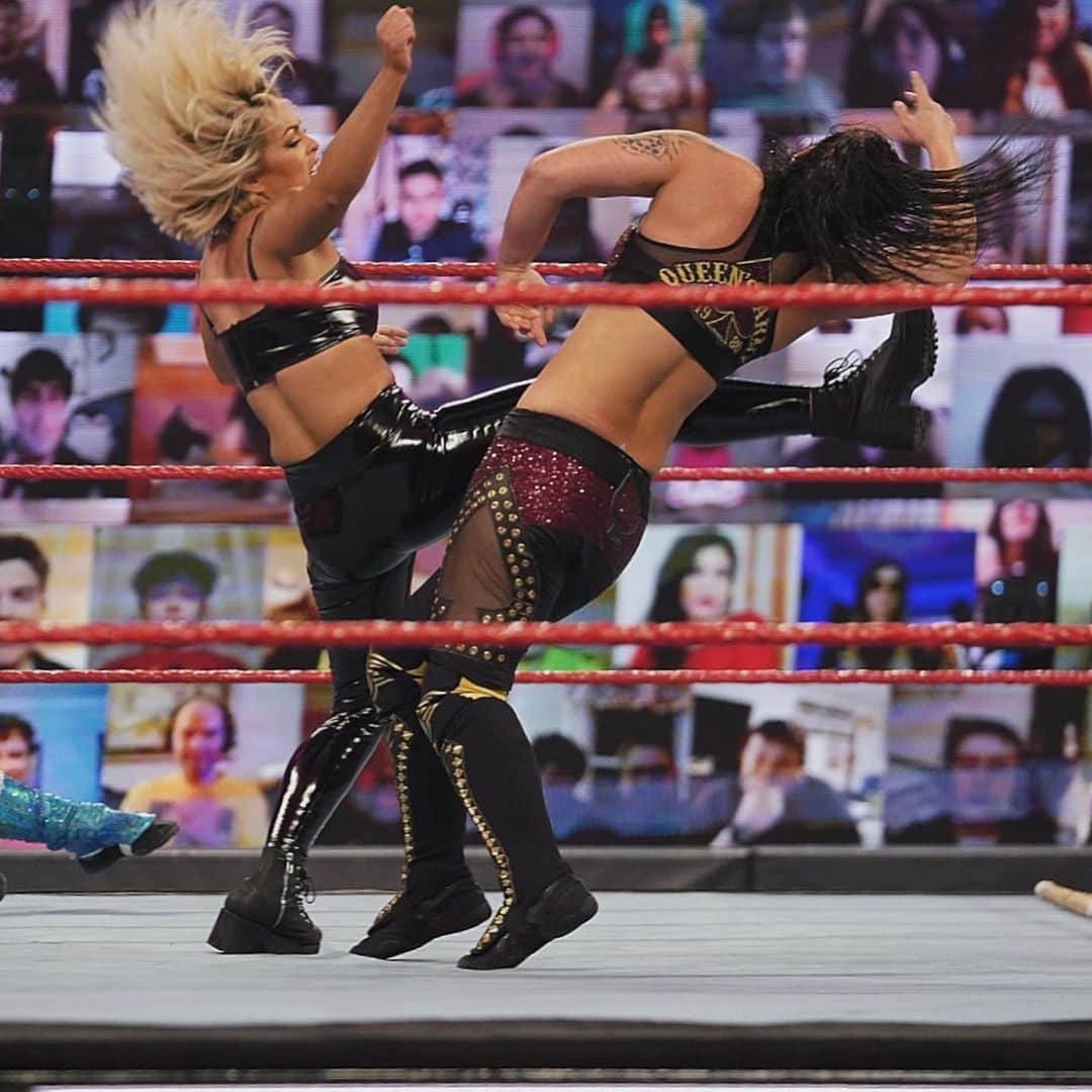 WWEさんのインスタグラム写真 - (WWEInstagram)「She’s back!!! @mandysacs returns to help @ashasebera_danabrooke!!! #WWERaw」12月15日 12時30分 - wwe