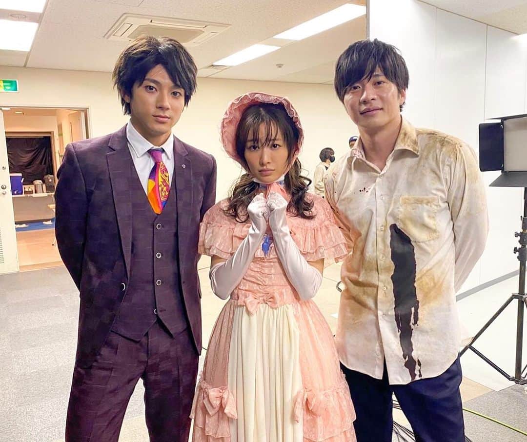 のインスタグラム：「【今週最終回。】  ／ #先生を消す方程式。 いよいよ最終回 ＼  #田中圭 さん #山田裕貴 さん #松本まりか さんの３ショット！ 超レアな写真ですが、全員どこか普通じゃない…⁉️  やっぱり波乱の展開だらけの最終回は #12月19日よる11時 スタートです！  #せんけす #せんけす最終回 #お見逃しなく」
