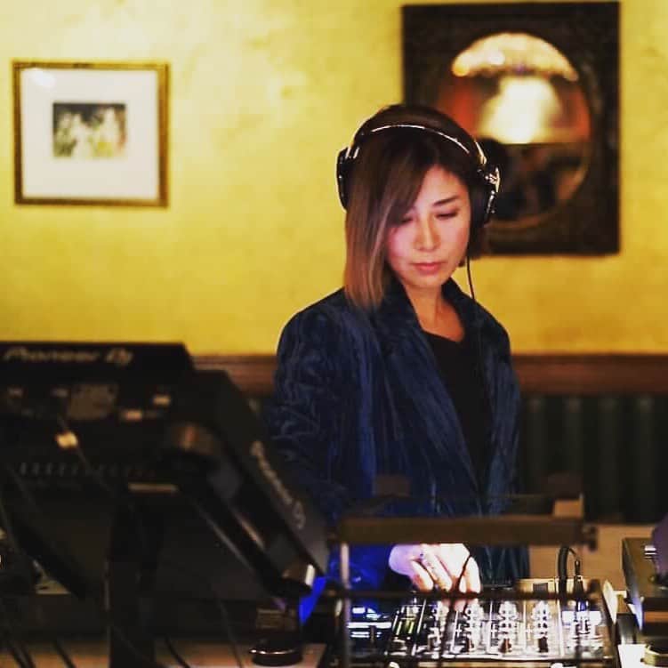 DJ AMIGAのインスタグラム：「時短要請によるキャンセル続きで今年はもう現場ないのかなー😭  残念だけど、巣篭もって制作しよう。。  写真はそんな中でも開催に踏み切った日曜日のLost & Found X’mas Hight Teaで撮ってもらいました😌  #コロナのばか #djlife  #party  #highttea  #tokyonight  #tokyonightlife  #downtempomusic」